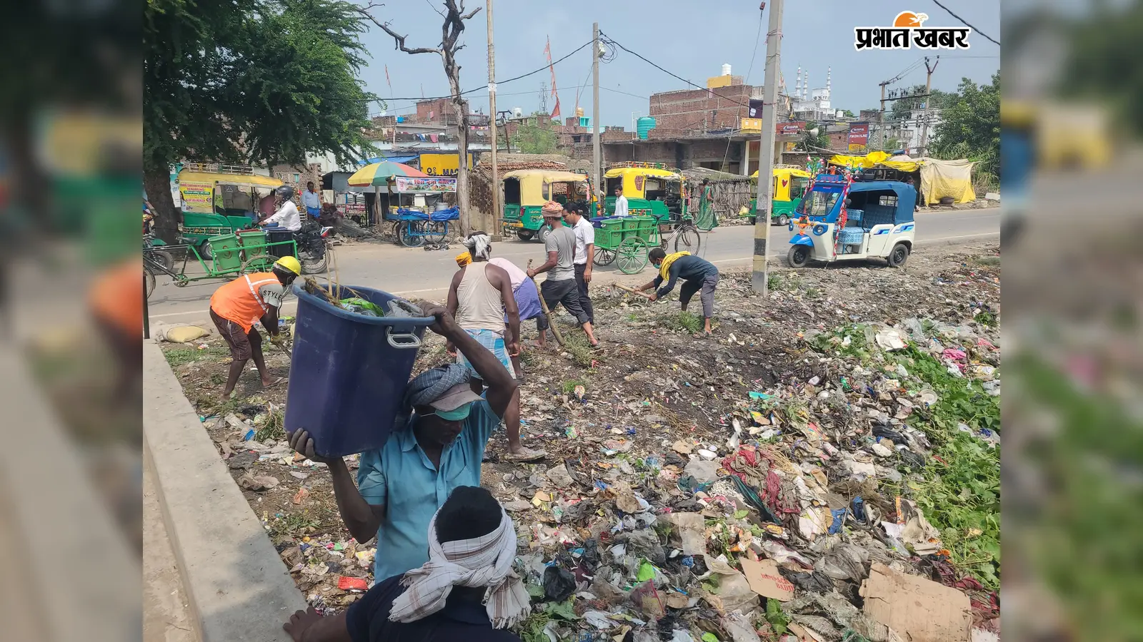 हलसी में स्वच्छता ही सेवा अभियान, अधिकारियों ने खुद उठायी झाड़ू; अब ‘एक पेड़ मां के नाम’ से जुड़ेगा अभियान