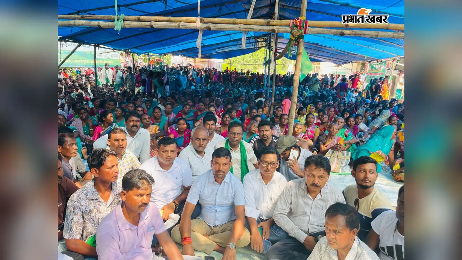 जगह कम पड़ी तो सड़क पर खड़े हुए कार्यकर्ता, बरहेट-पतना में MMDR के खिलाफ झामुमो का प्रदर्शन