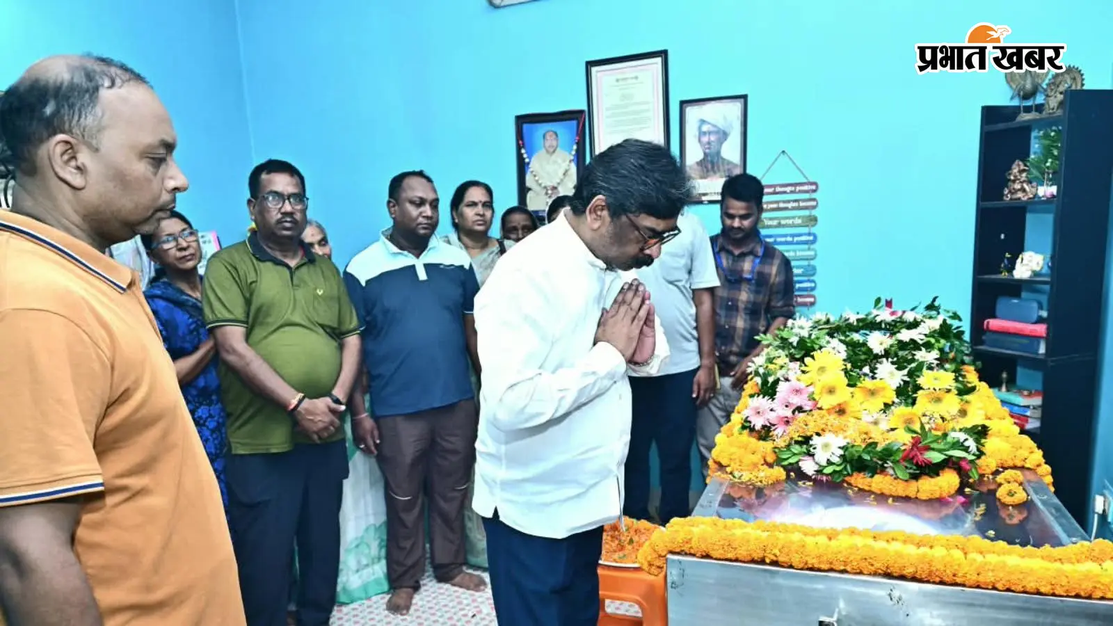 पूर्व मंत्री विमला प्रधान के आवास पहुंचे CM हेमंत सोरेन, पार्थिव शरीर पर पुष्पचक्र अर्पित कर दी श्रद्धांजलि
