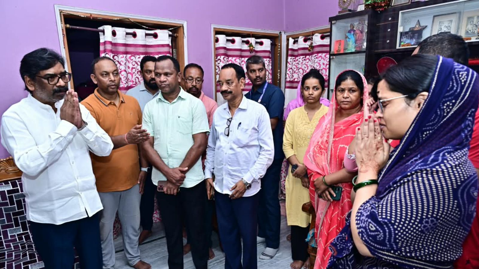 दिवंगत पूर्व मंत्री के परिजनों से मिलते सीएम हेमंत