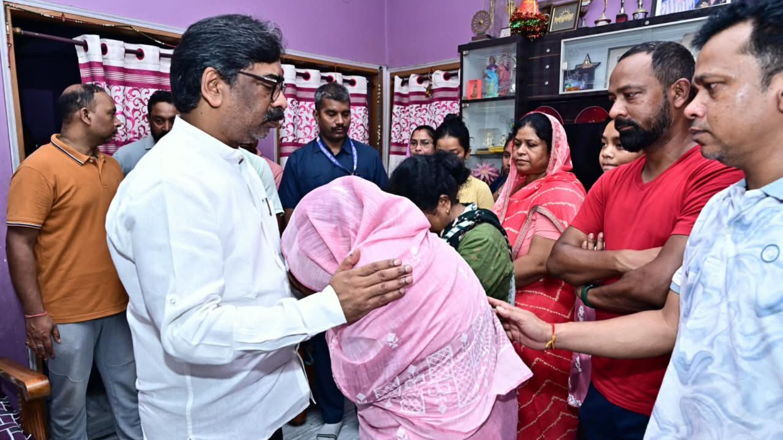 दिवंगत पूर्व मंत्री के परिजनों को ढांढस बंधाते हुए CM हेमंत सोरेन