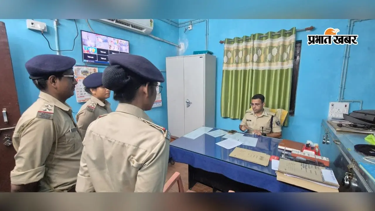 मोतिहारी के बंजरिया थाने का एसपी स्वर्ण प्रभात ने किया औचक निरीक्षण, पुलिस महकमे में मचा हड़कंप