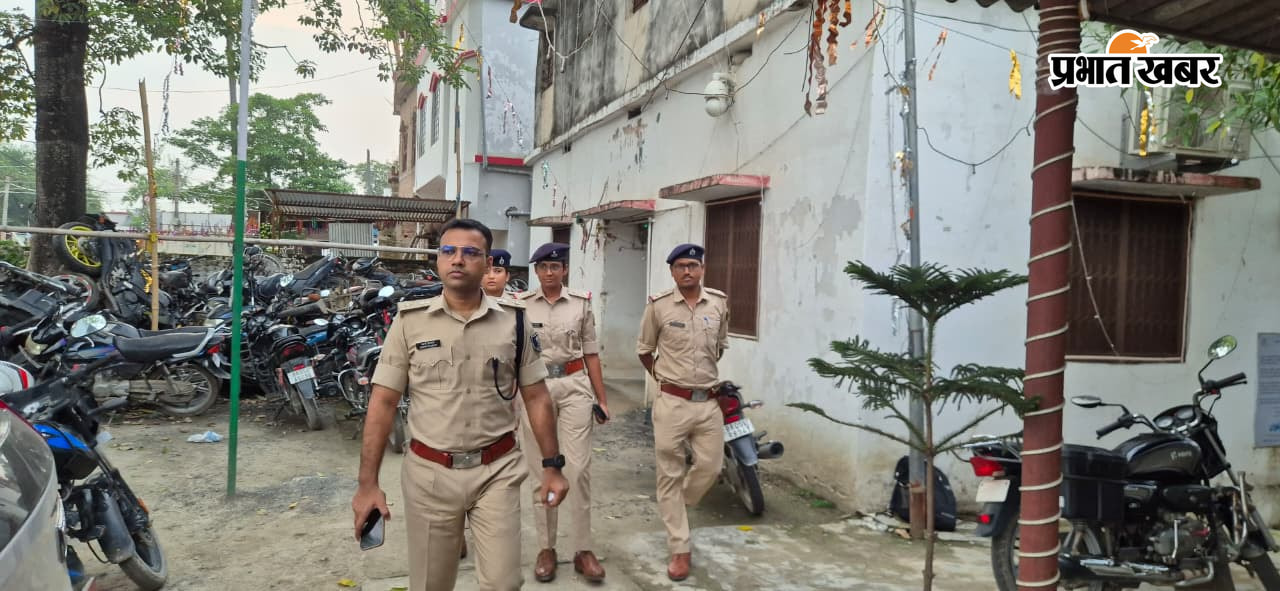 फोटो कैप्सन : बंजरिया थाना का औचक निरीक्षण करते एसपी स्वर्ण प्रभात उपस्थित थानाध्यक्ष निभा कुमारी व अन्य | Prabhat Khabar Network