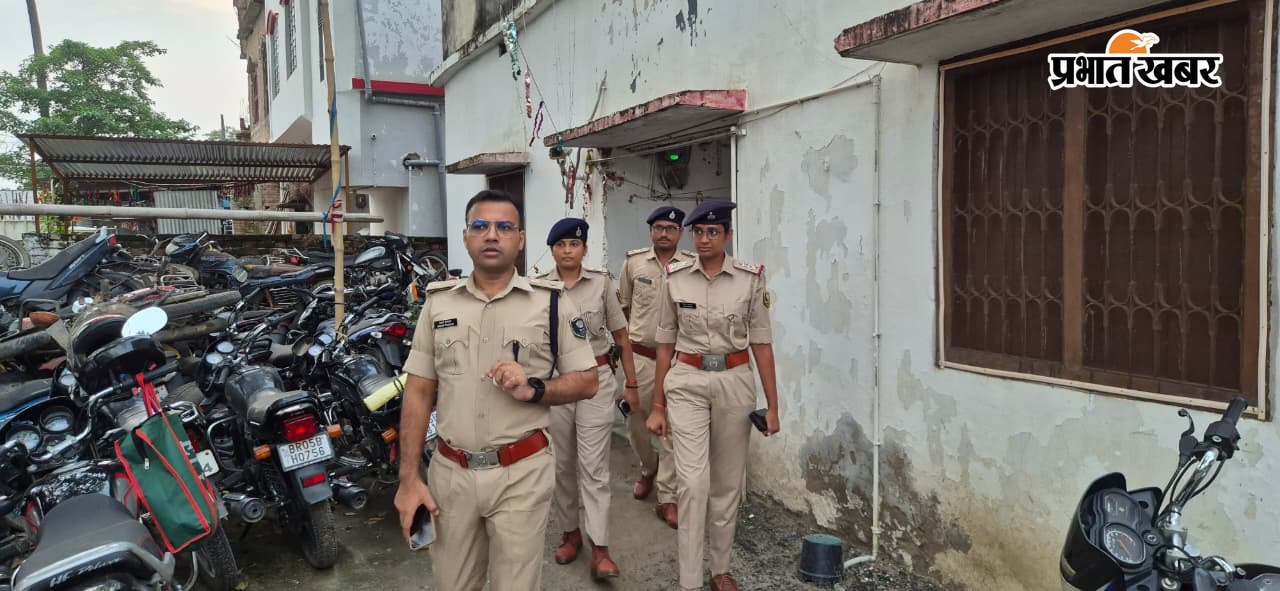 फोटो कैप्सन : बंजरिया थाना का औचक निरीक्षण करते एसपी स्वर्ण प्रभात उपस्थित थानाध्यक्ष निभा कुमारी व अन्य | Prabhat Khabar Network