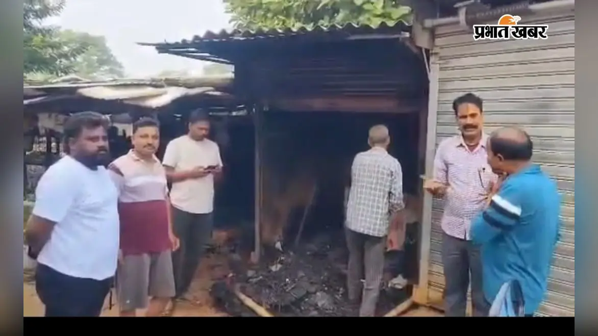 बरवाडीह बस स्टैंड की गुमटी में देर रात भीषण आग, दो लाख से अधिक का सामान जलकर राख
