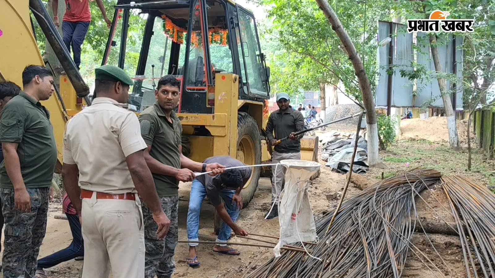 रजौली प्रखंड कार्यालय में 5 फीट लंबा सांप मिलने से मची अफरा-तफरी, वन विभाग ने किया रेस्क्यू