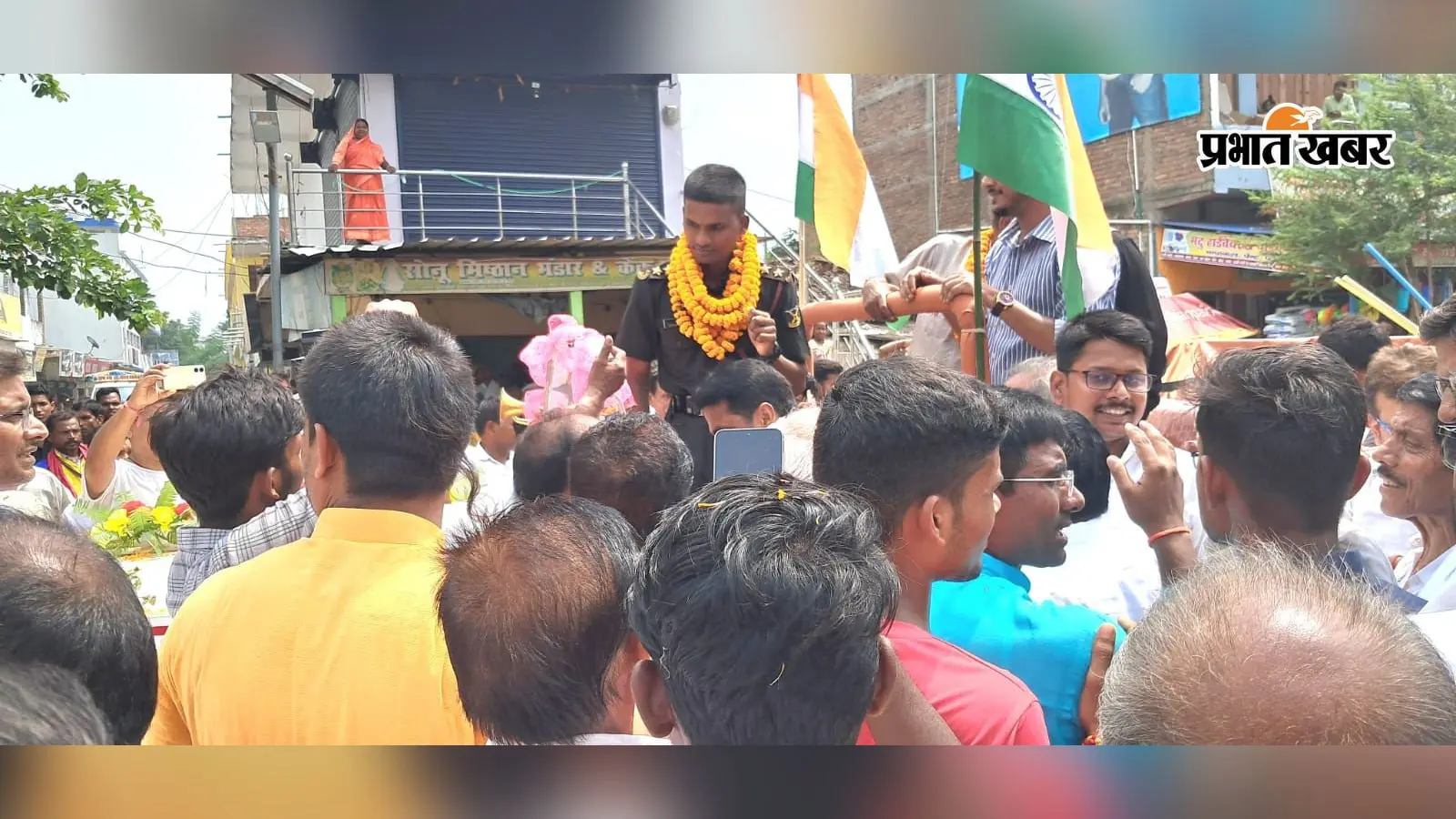 ट्रेनिंग पूरी कर घर लौटे आर्मी लेफ्टिनेंट, तरैया में जगह-जगह हुआ भव्य स्वागत; स्टेट बैंक के सामने लगा जाम
