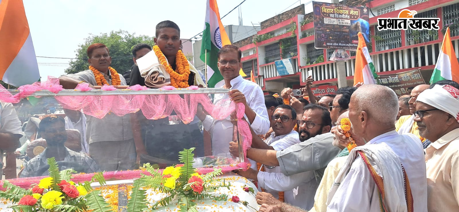 तरैया में आर्मी लेफ्टिनेंट का स्वागत व सम्मान समारोह में उपस्थित जनप्रतिनिधि,व्यवसायी व ग्रामीण | Prabhat Khabar Network