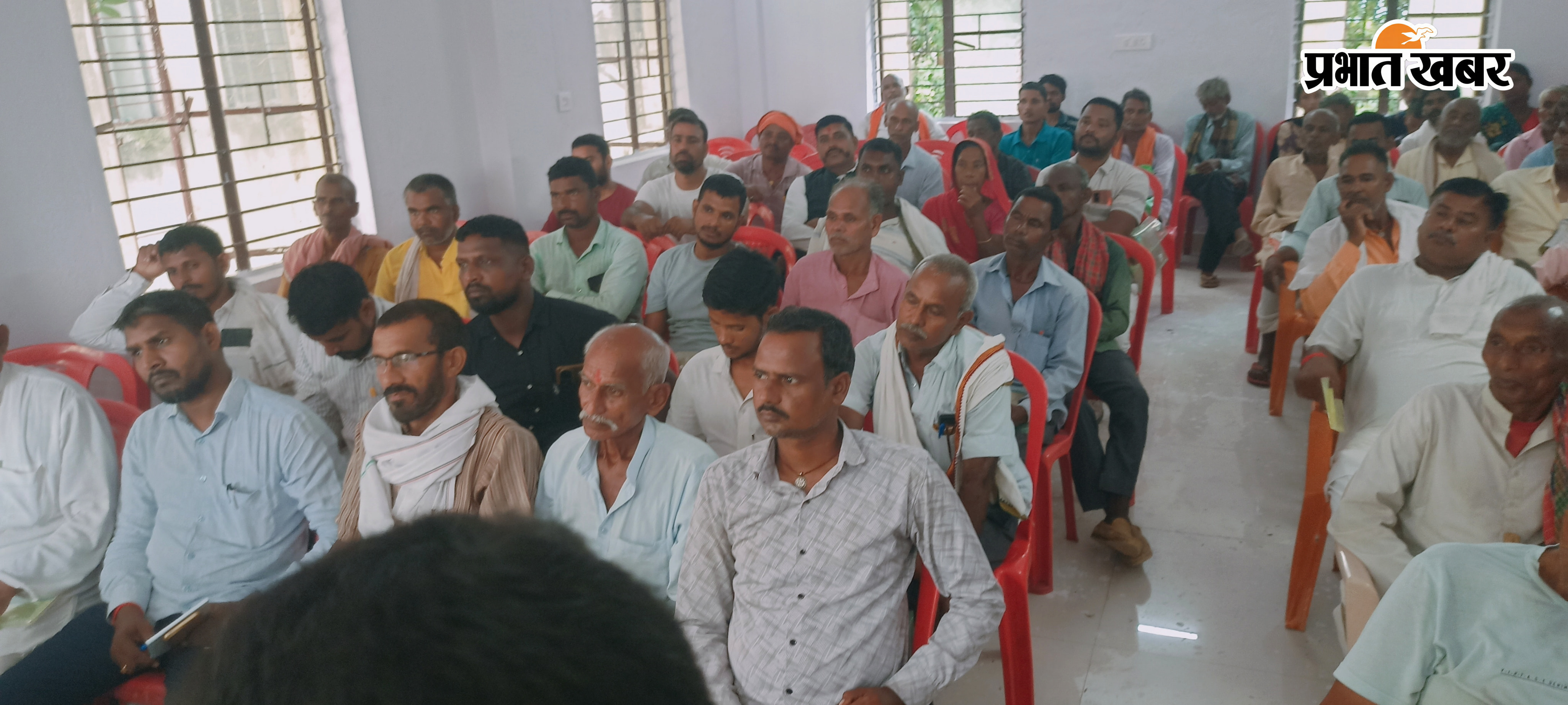 किसानो को प्रामर्श देते पूर्व जिला परामर्शी सुदामा सिंह एवं गोष्ठी में उपस्थित पदाधिकारी एवं किसान | Prabhat Khabar Network