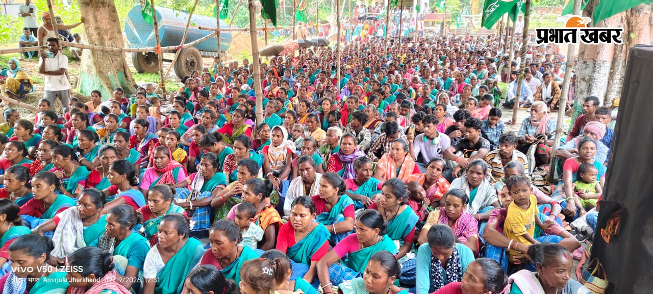 अमड़ापाड़ा प्रखंड कार्यालय परिसर में धरना को संबोधित करते विधायक हेमलाल मुर्मू व मौजूद झामुमो कार्यकर्ता. | Prabhat Khabar Network