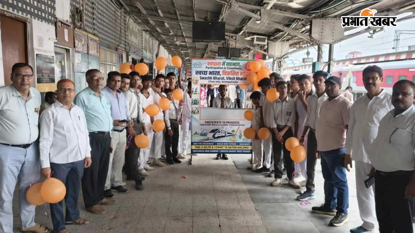 मुजफ्फरपुर जंक्शन पर सेल्फी बूथ बना आकर्षण का केंद्र, बच्चों और यात्रियों ने लिया स्वच्छता का संकल्प
