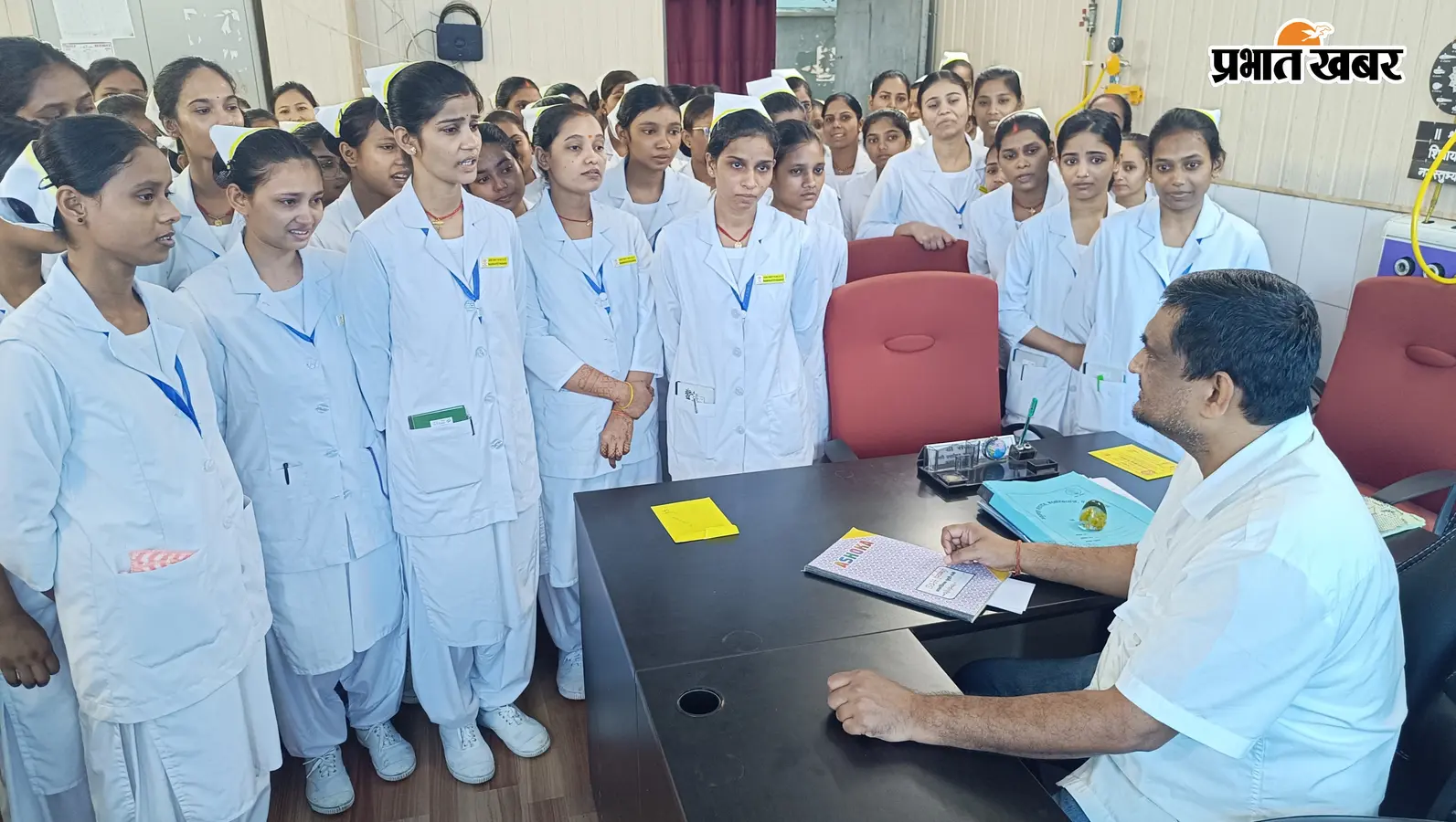 नरकटियागंज ANM ट्रेनिंग स्कूल में प्राचार्य का तबादला, छात्राओं ने की रोक लगाने की मांग