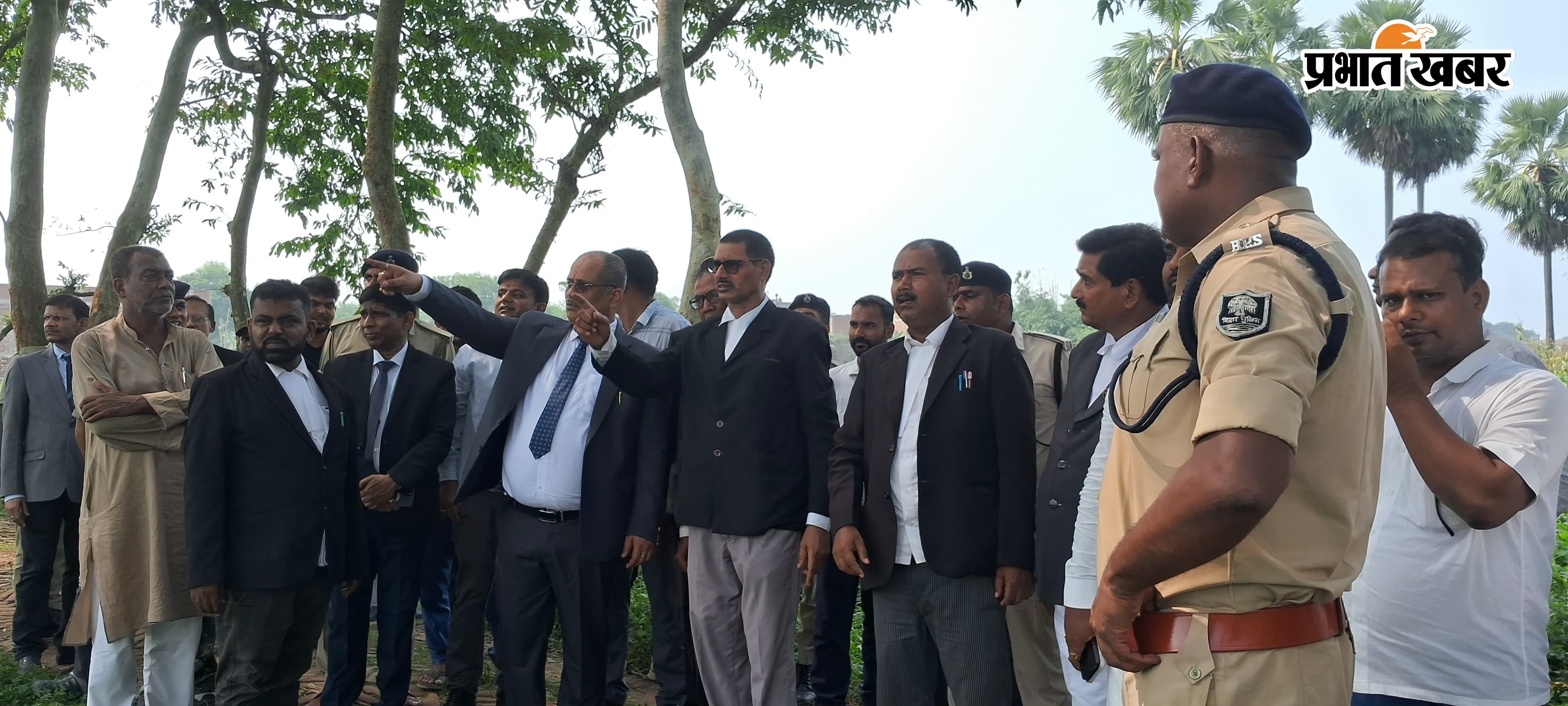 1 बखरी न्यायालय परिसर में निरीक्षी जज को स्वागत करते हुए एसीजेएम,मजिस्ट्रेट,एसडीएम,एसडीपीओ 2 बखरी अनुमंडल न्यायालय भवन निर्माण का प्रस्तावित स्थल की जानकारी प्राप्त करते हुए निरीक्षी जज | Prabhat Khabar Network