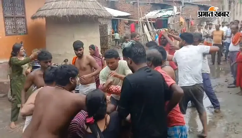 नरकटियागंज में मोटर चोरी के आरोप में जमकर चले लाठी-रॉड और फरसे, 8 घायल, 4 बेतिया रेफर
