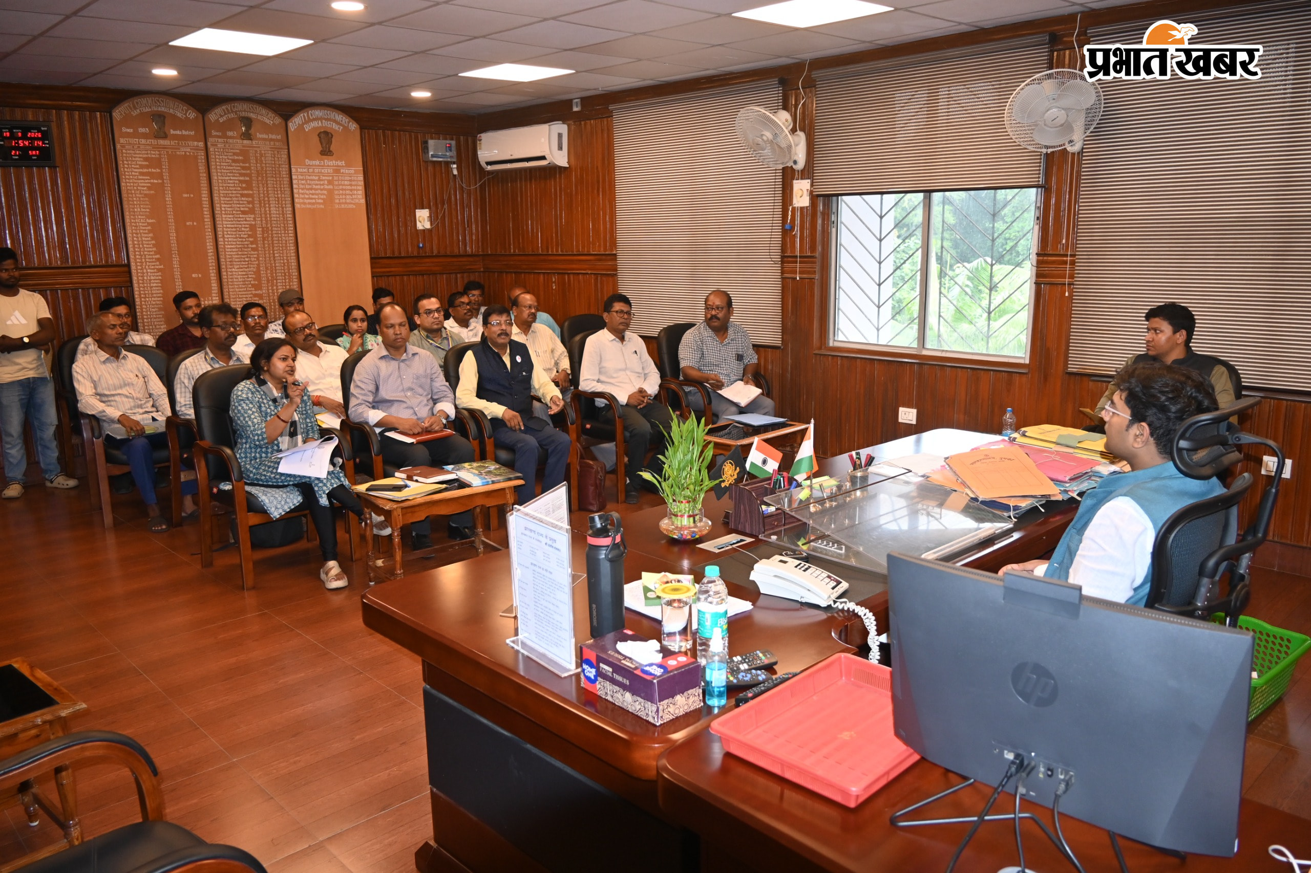 अधिकारियों के साथ अपने कार्यालय में बैठक करते उपायुक्त अभिजीत सिन्हा | Prabhat Khabar Network