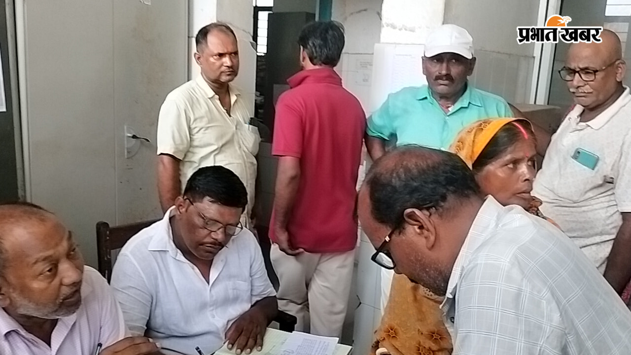 फोटो कैप्शन :सूर्यगढ़ा अंचल कार्यालय फोटो कैप्शन : सूर्यगढ़ा अंचल कार्यालय में पहुंचे फरियादी | Prabhat Khabar Network