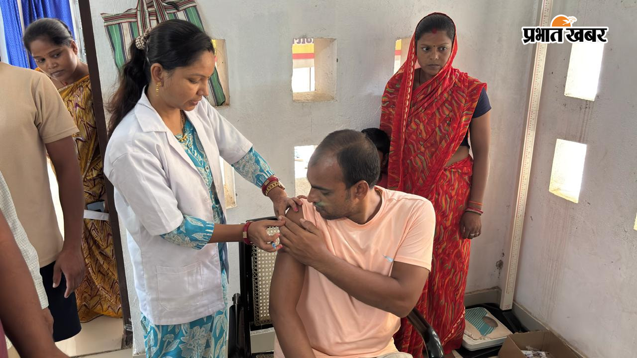 कुत्ता काटने के बाद घोसैठ स्वास्थ्य केंद्र में एंटी रेबीज की सुई लगाते स्वास्थ्य कर्मी | Prabhat Khabar Network