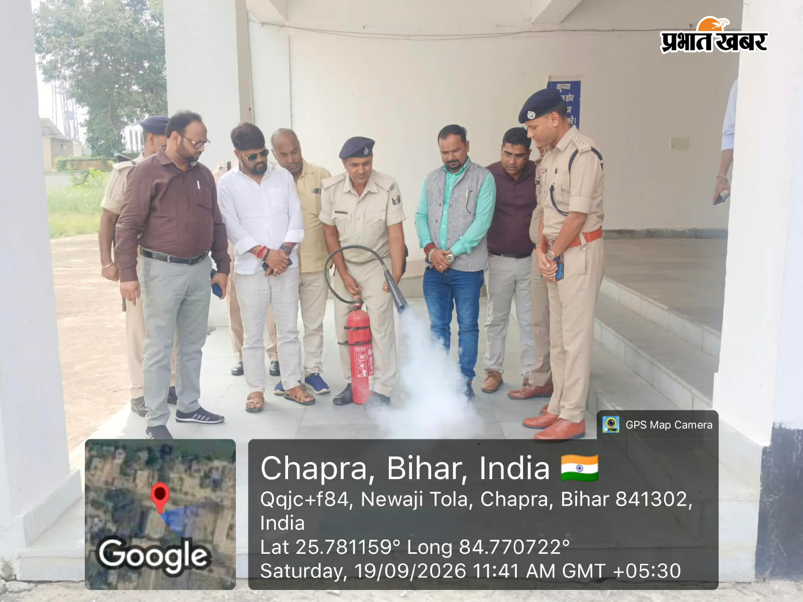 फायर फाइटिंग डिस्टिंग्यूसर का प्रशिक्षण प्राप्त करते उप निर्वाचन पदाधिकारी, राजनीति दल के प्रतिनिधि व कर्मी | Prabhat Khabar Network