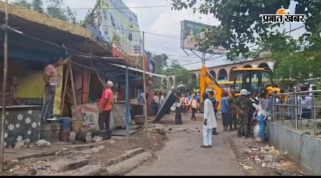 मेदिनीनगर में अतिक्रमण हटाने पर हंगामा, निगम की कार्रवाई का दुकानदारों ने किया विरोध