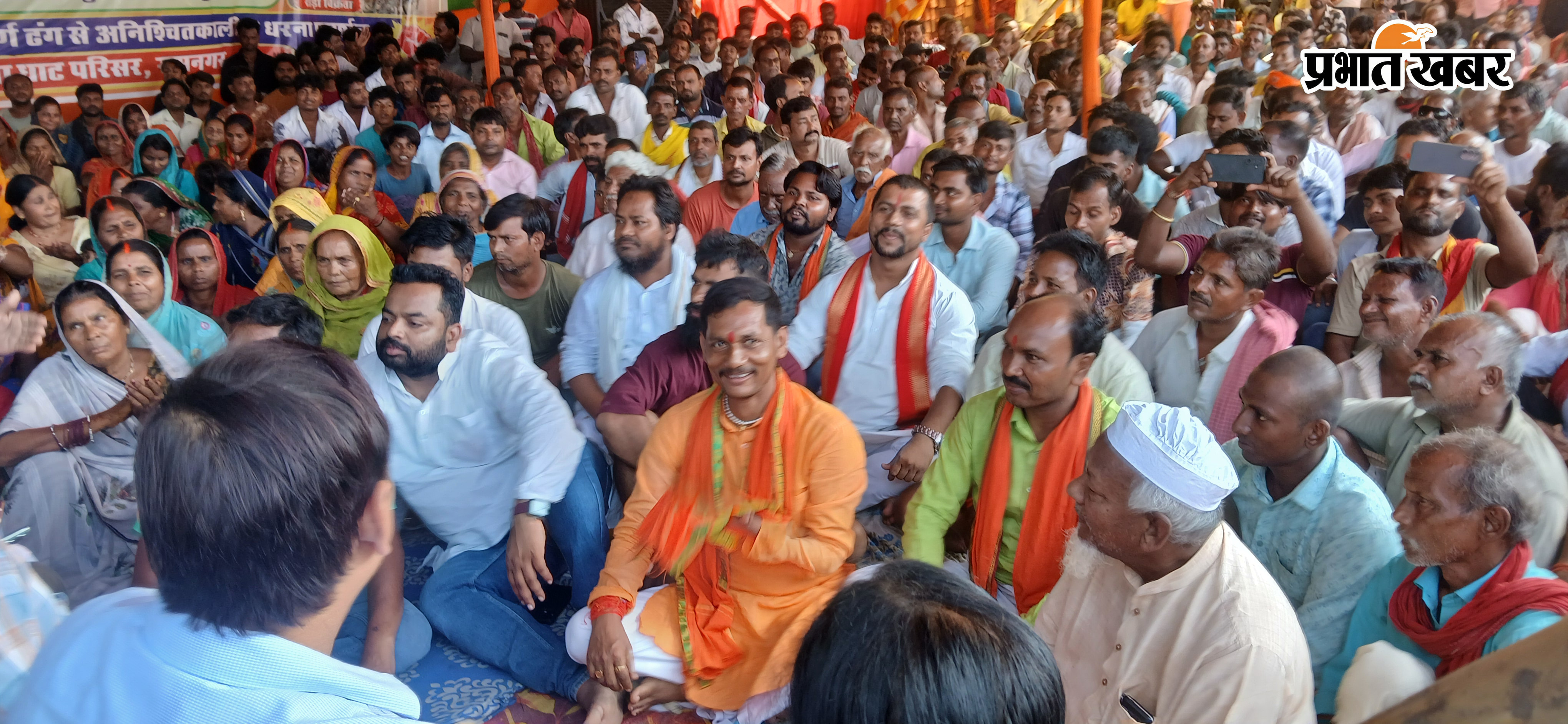 सब्जी ठेला विक्रेताओं से बातचीत करते अधिकारी एक फोटो धरना-प्रदर्शन पर बैठे सब्जी विकेता | Prabhat Khabar Network