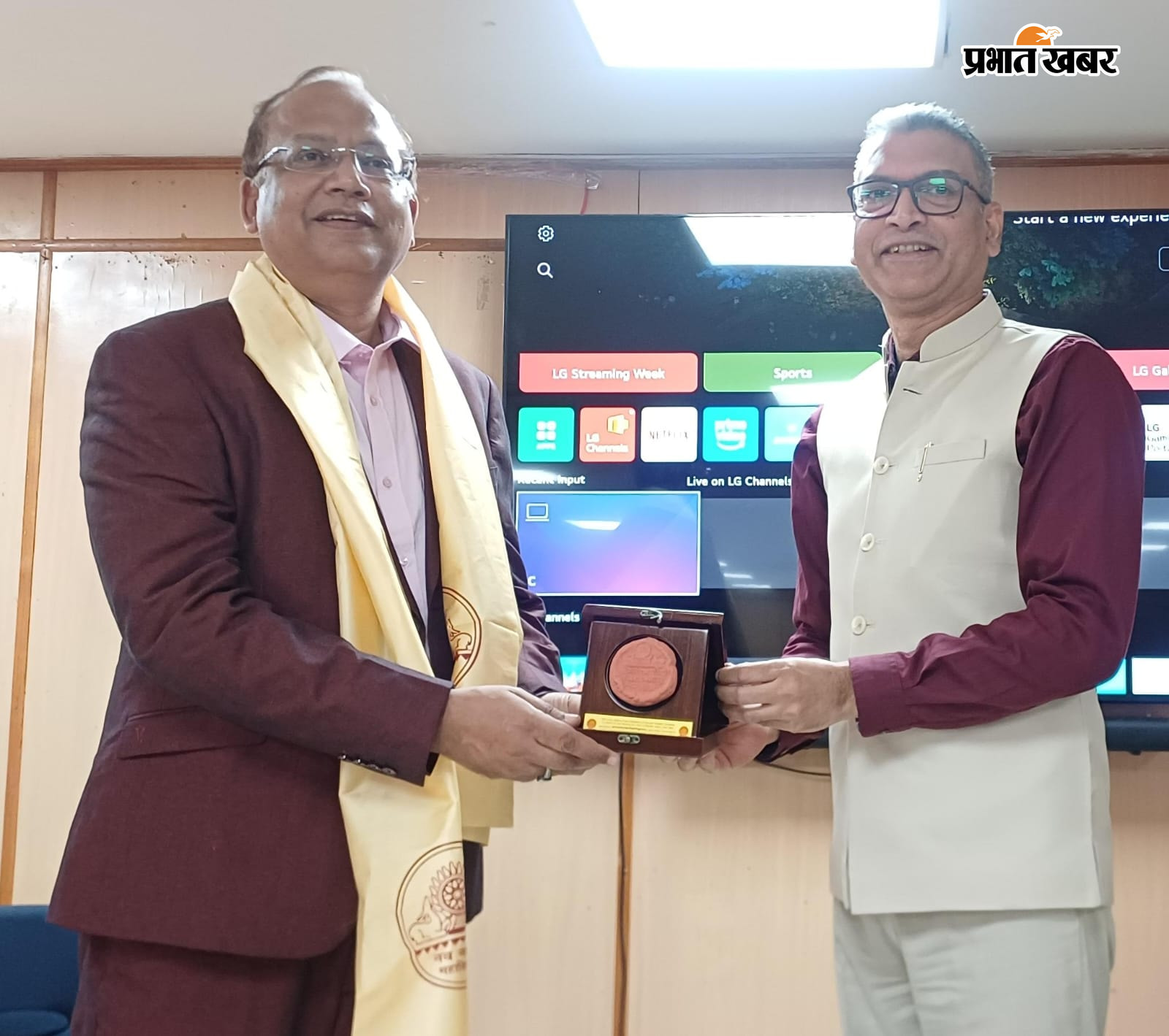 फोटो - नव नालंदा महाविहार सम विश्वविद्यालय में आयोजित परिचर्चा में कुलपति प्रो सिद्धार्थ सिंह और लेखक प्रो आनंद सिंह | Prabhat Khabar Network