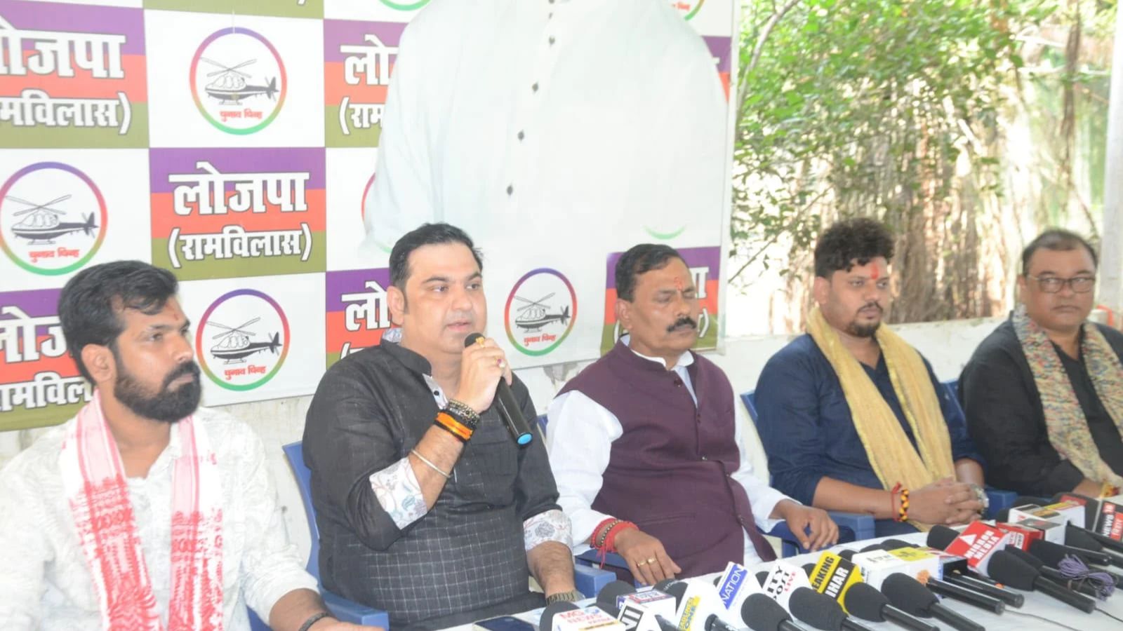 पत्रकारों से बात करते लोजपा (आर) के नेता