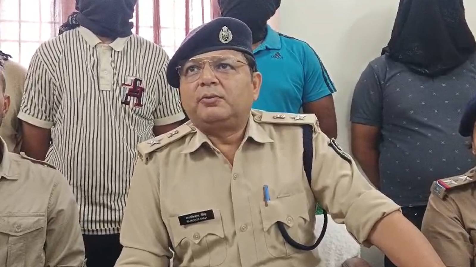 पटना में साइबर ठगी का खुलासा करते हुए पुलिस पदाधिकारी.