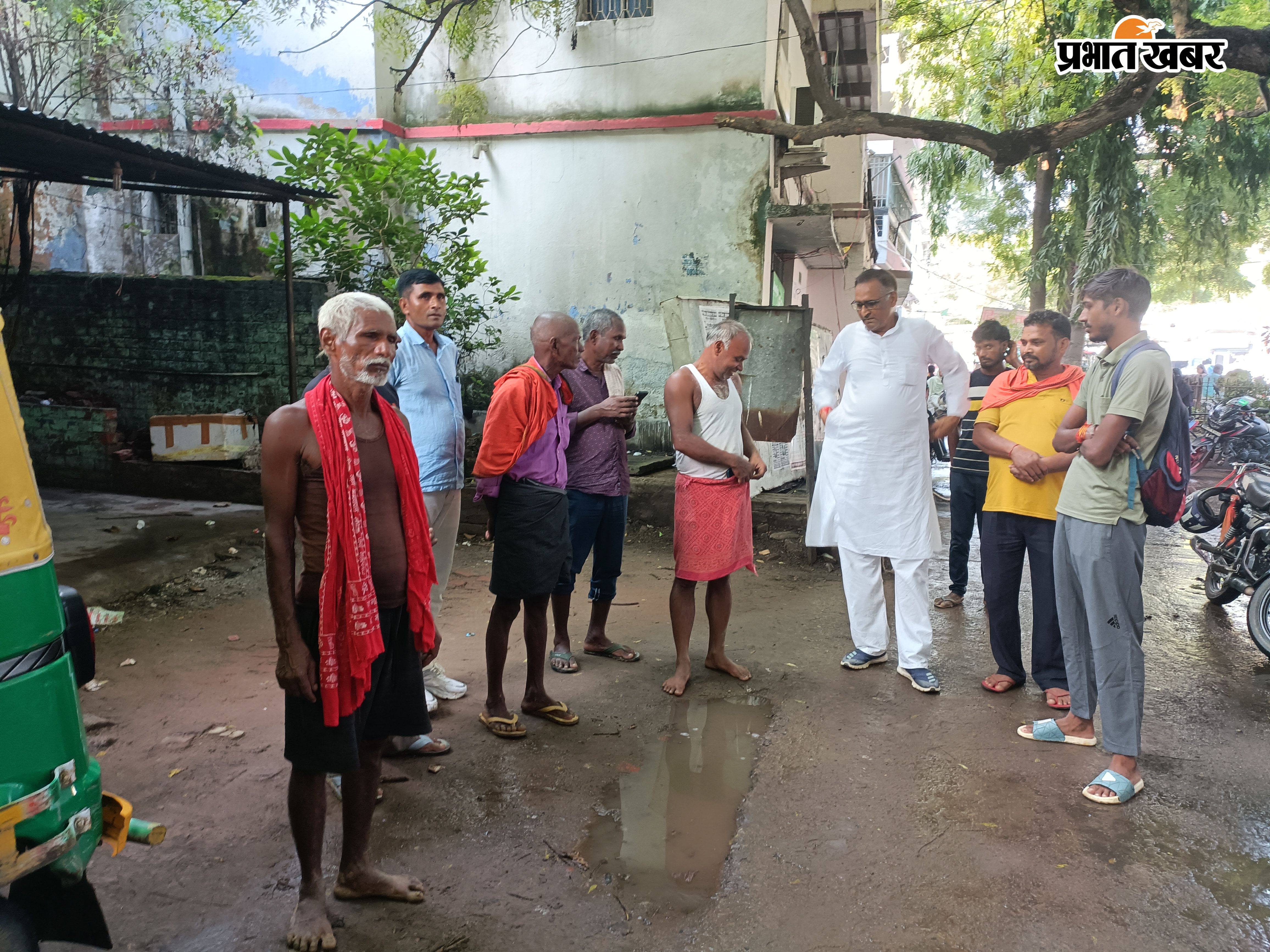 सदर अस्पताल जहानाबाद में पोस्टमार्टम हाउस के बाहर मृतक के परिजन | Prabhat Khabar Network