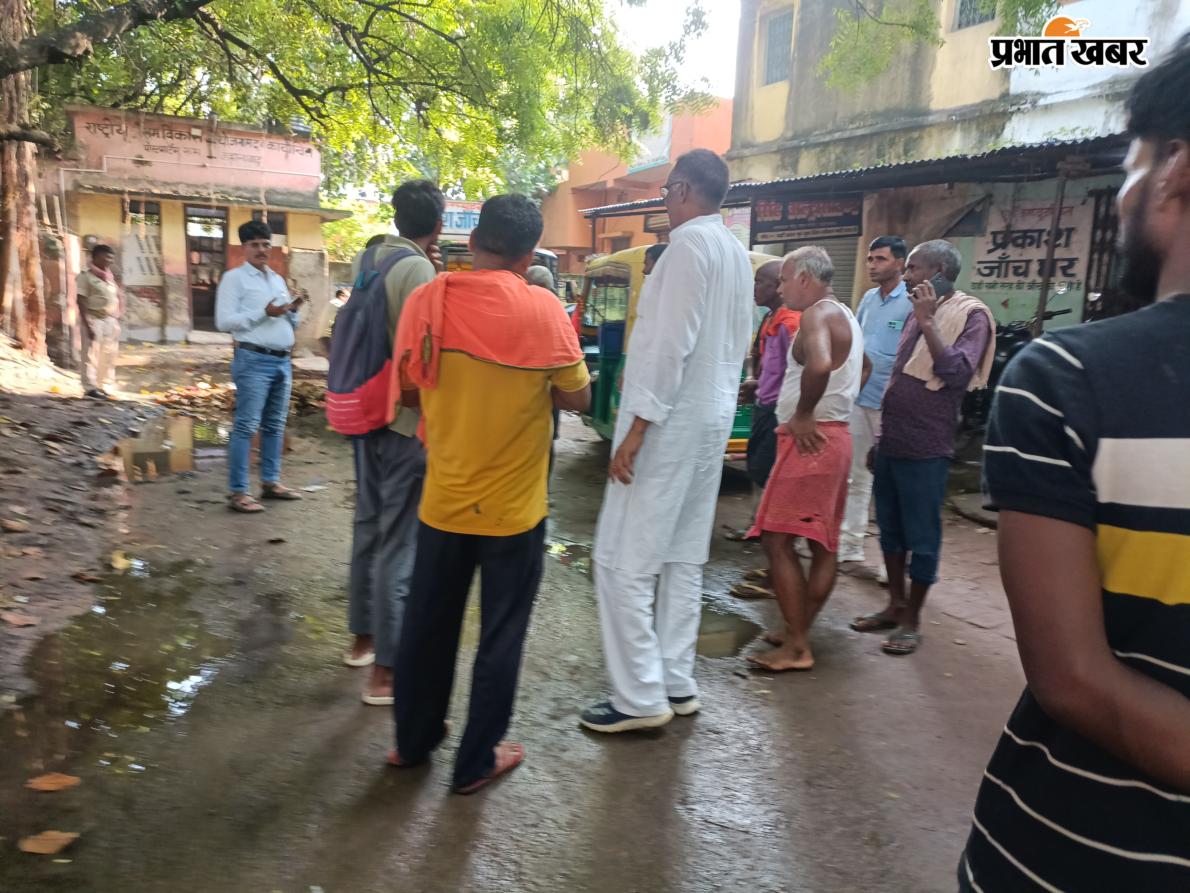 सदर अस्पताल जहानाबाद में पोस्टमार्टम हाउस के बाहर मृतक के परिजन | Prabhat Khabar Network