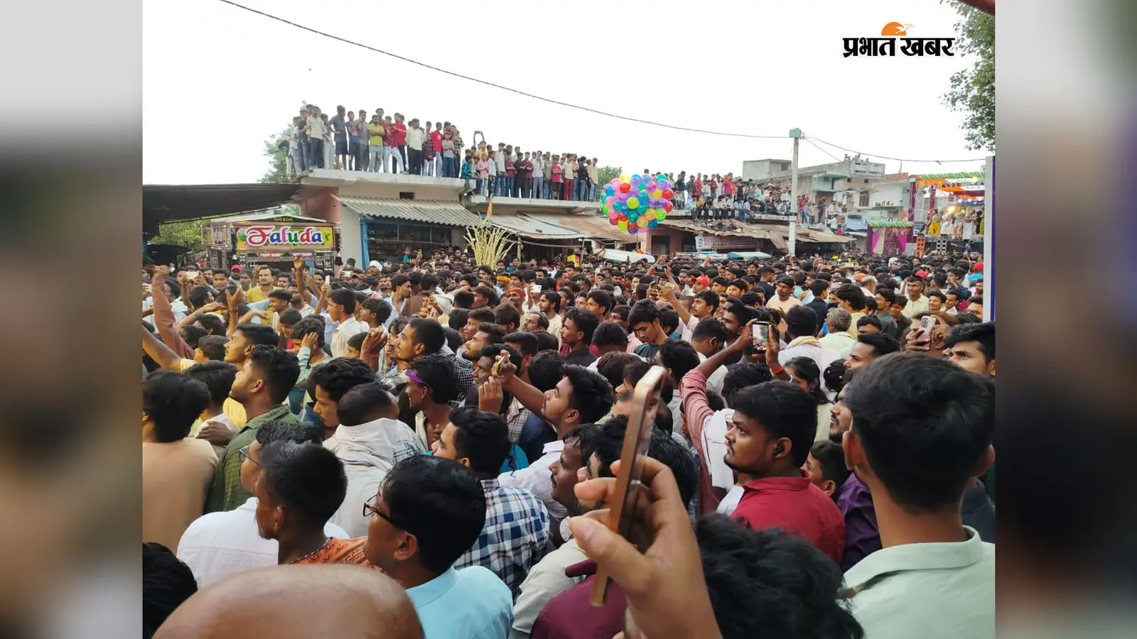 गोपालगंज के बहेरवा में महावीरी अखाड़े में उमड़ी भीड़, भगवा रंग में रंगा पूरा इलाका; यूपी सीमा से भी पहुंचे श्रद्धालु