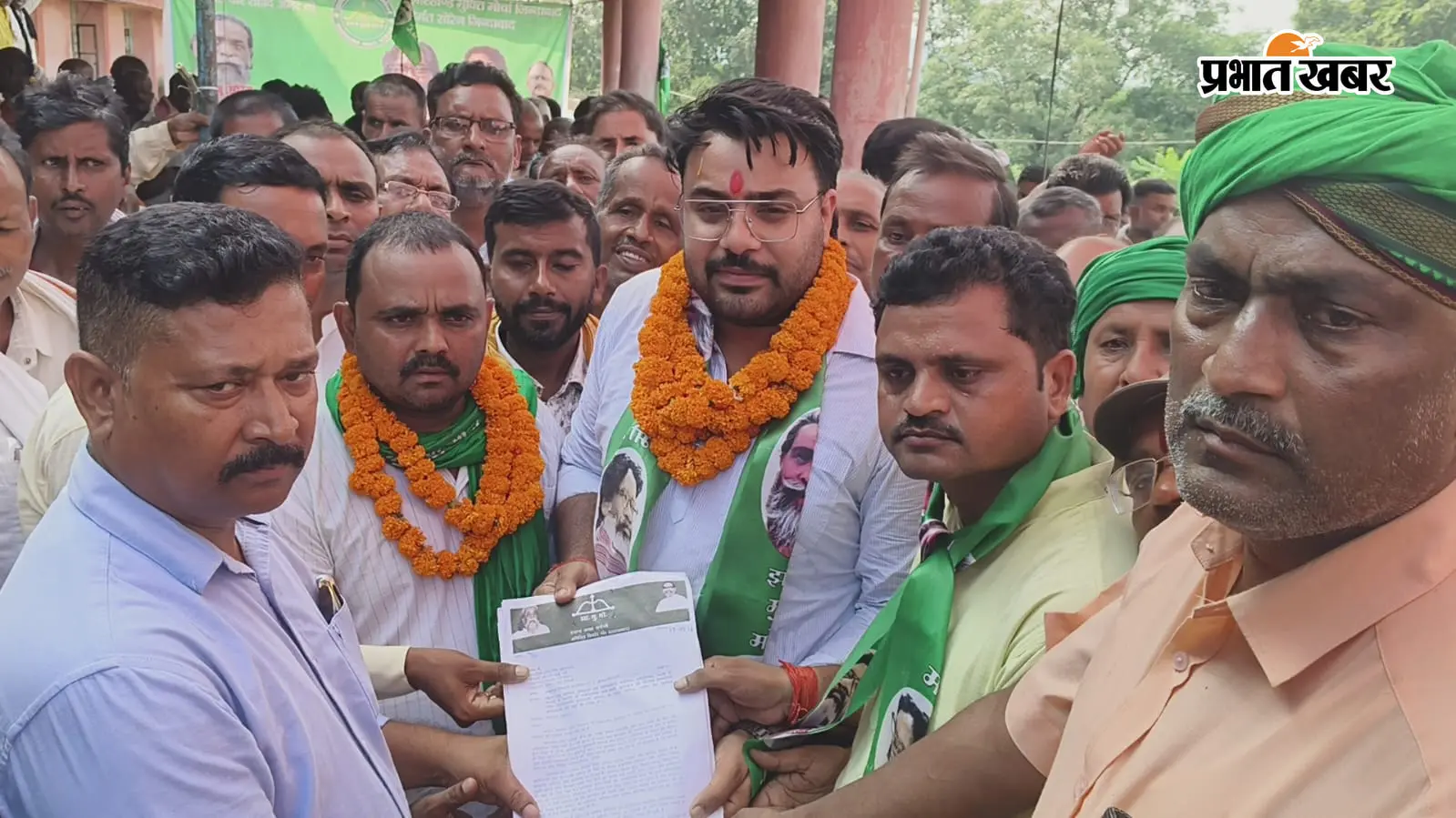खरौंधी प्रखंड कार्यालय पर झामुमो का धरना, एमएमडीआर विधेयक का किया विरोध