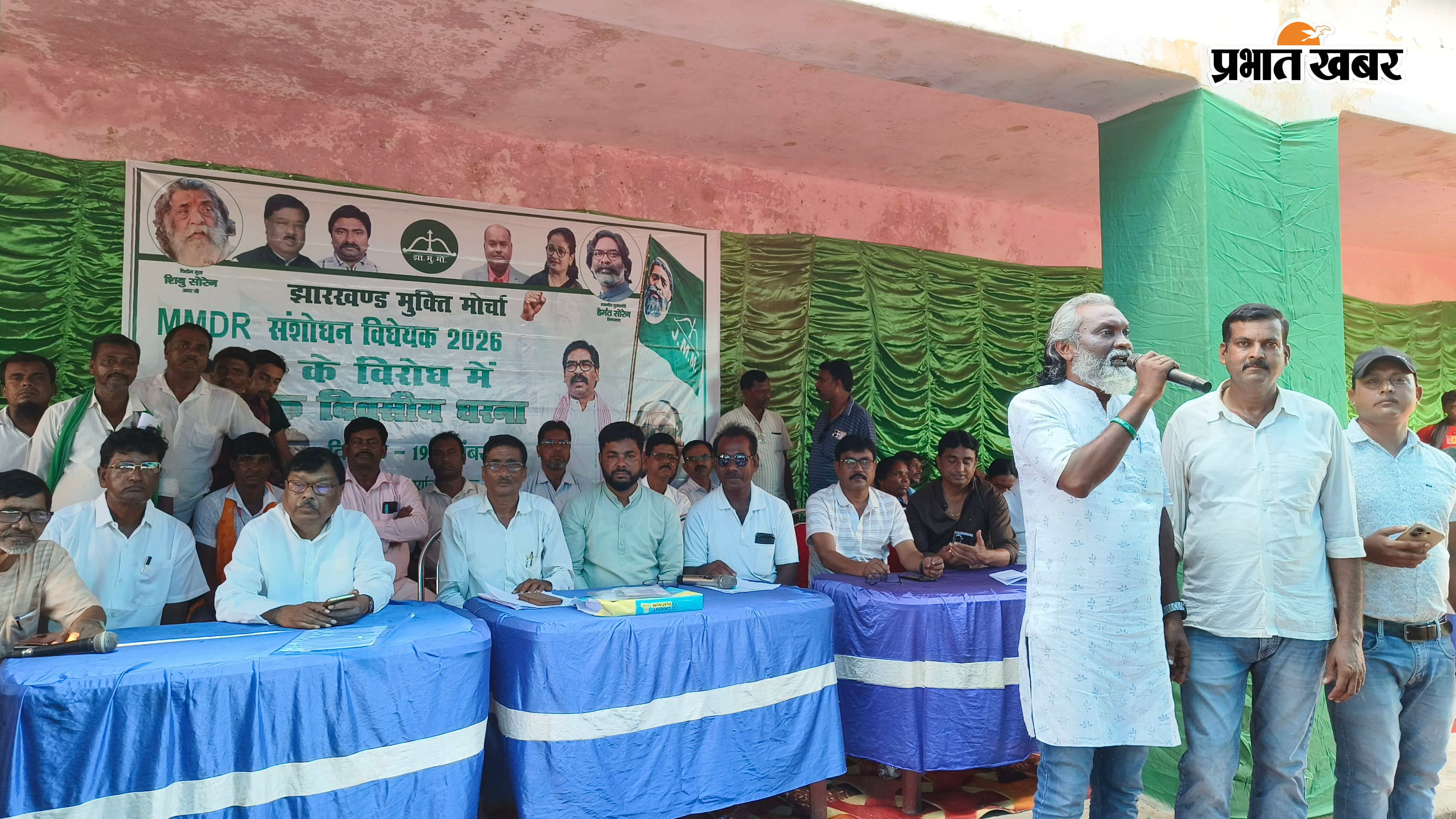 एक दिवसीय धरना प्रदर्शन में हजारों की संख्या में झामुमों कार्यकर्ता  प्रदर्शन में झाड़ू व हंसुआ लेकर पहुँची महिला कार्यकर्ता | Prabhat Khabar Network