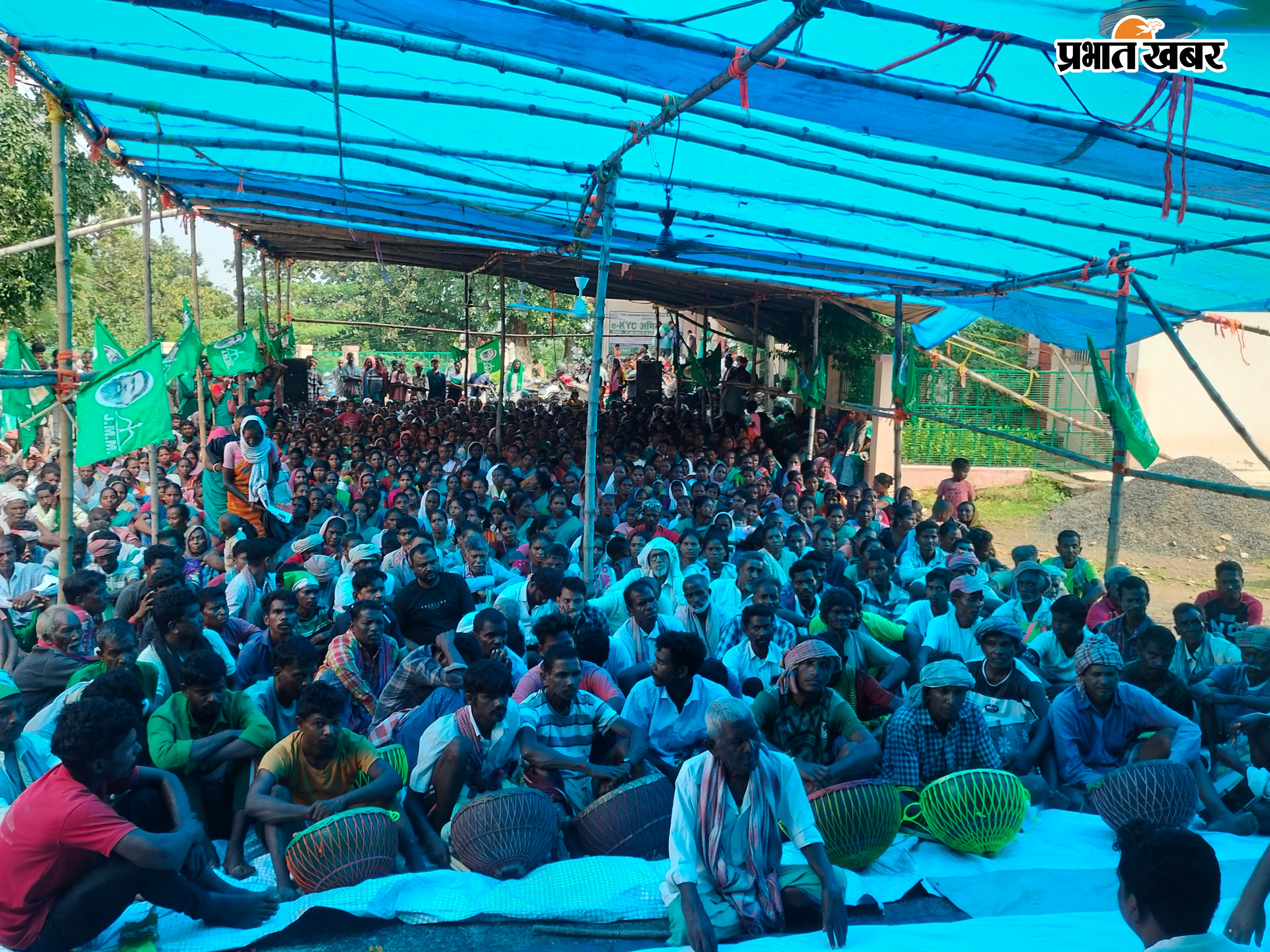 धरना प्रदर्शन में उपस्थित विधायक, उपस्थित कार्यकर्ता व ग्रामीण | Prabhat Khabar Network