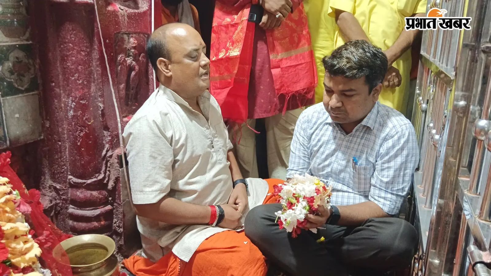 मां भलुनी भवानी मंदिर में पूजा करते डीएम