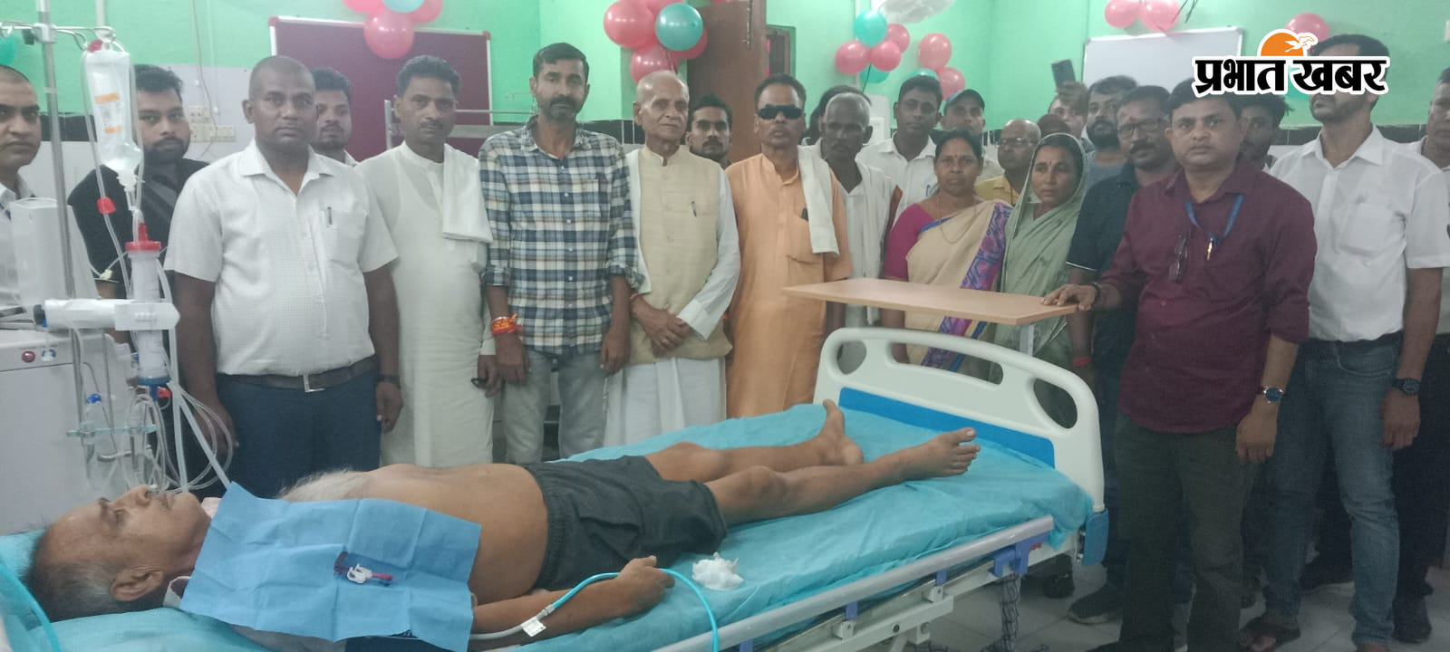 अनुमंडलीय अस्पताल हरैली में डायलिसिस सेवा का शुभारंभ करते अस्पताल उपाधीक्षक डॉ. पीपी राजन एवं मौजूद अन्य | Prabhat Khabar Network
