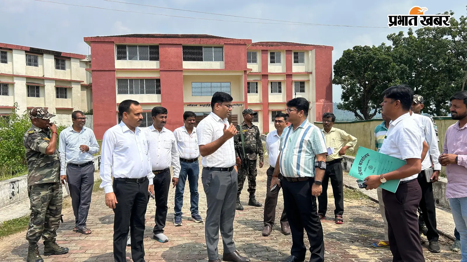 लातेहार: DC संदीप कुमार ने मॉडल डिग्री कॉलेज और पंचायत भवन का किया निरीक्षण, अतिक्रमण हटाने और कर्मियों की अनुपस्थिति पर कार्रवाई के निर्देश