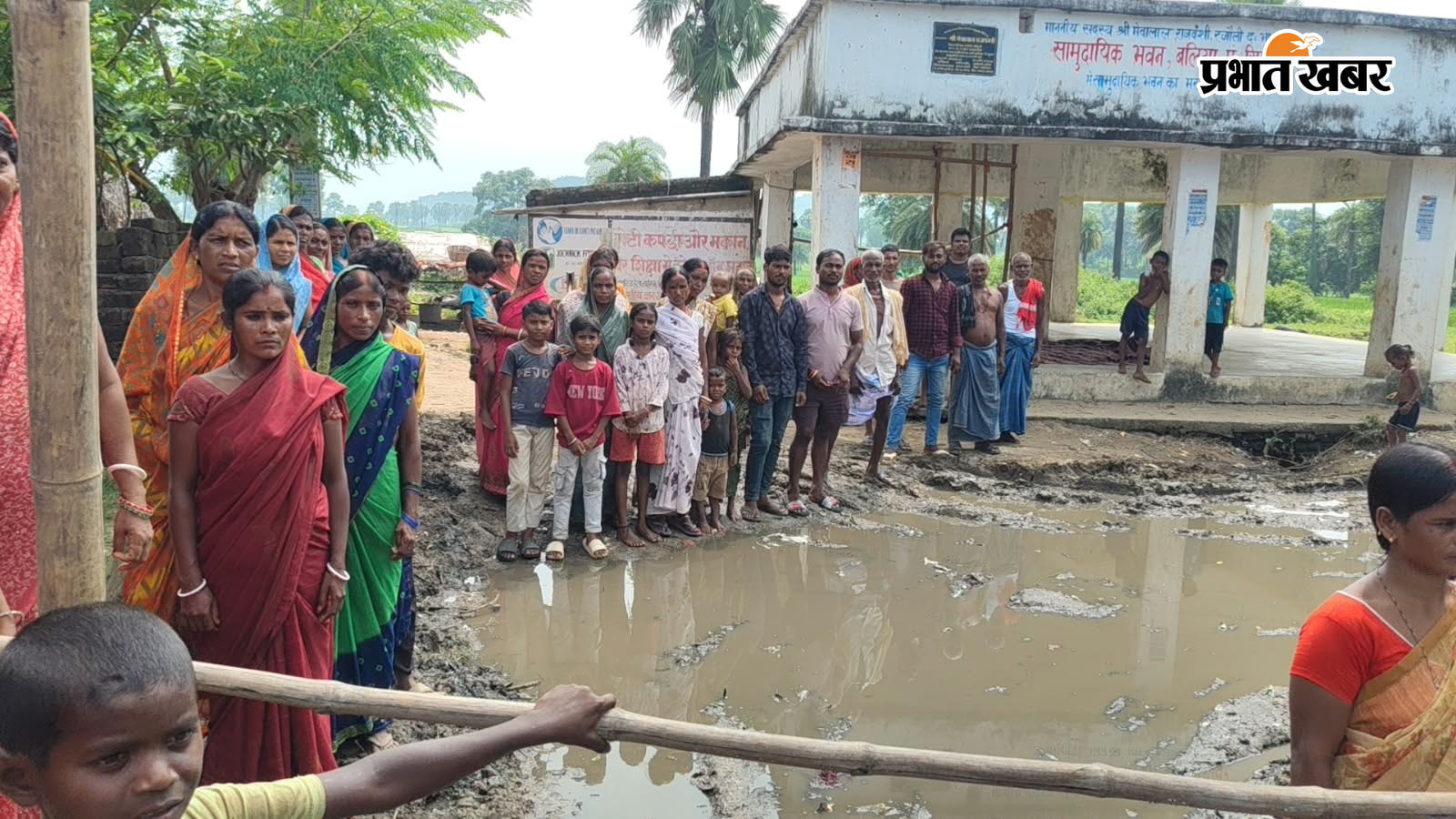 फोटो :- 1.सड़क पर बास बांध कर आवागमन पर रोक लगाते ग्रामीण 2. ग्रामीणों के संग बिरोध जताते स्कूली बच्चे | Prabhat Khabar Network
