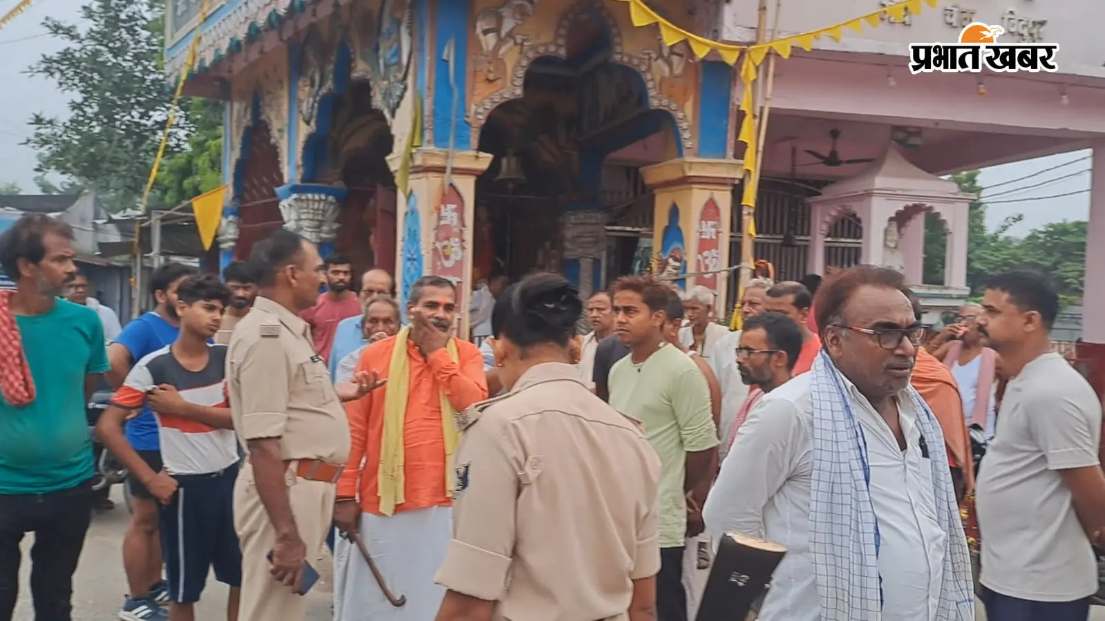 वैशाली के बिदुपुर में बेखौफ चोर: महावीर मंदिर का ताला तोड़ दानपेटी से उड़ाए हजारों रुपये, CCTV में कैद हुई वारदात