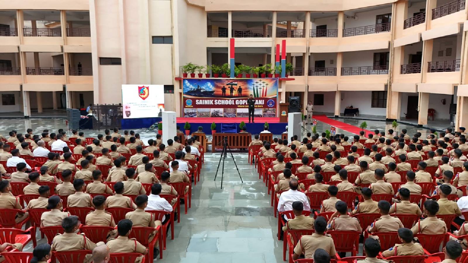 सैनिक स्कूल गोपालगंज में कैडेटों का मार्गदर्शन करते मेजर जनरल जितेन्द्र सिंह.