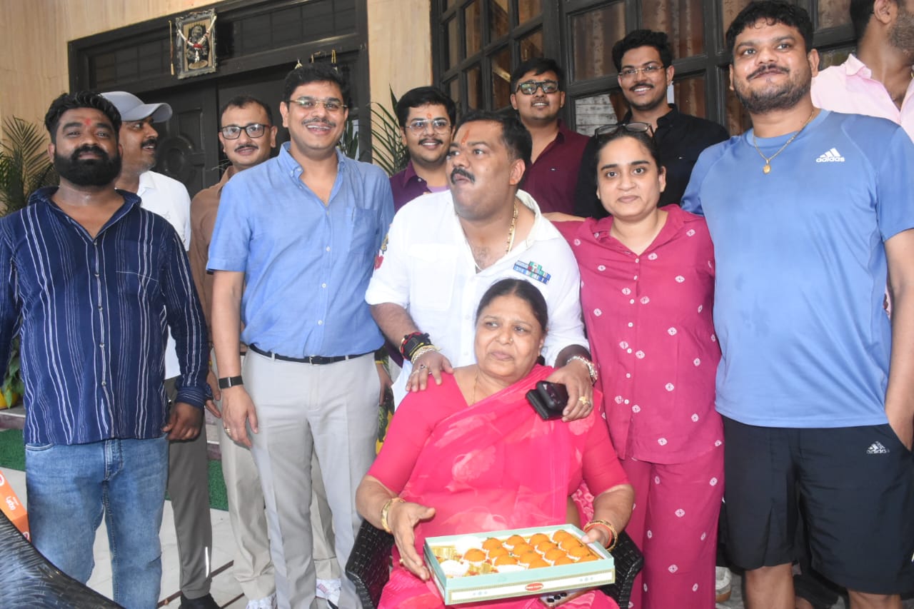 आरोपी हर्ष सिंह अपने परिवार के साथ खुशियां मनाते हुए, Pic Credit- Prabhat Khabar