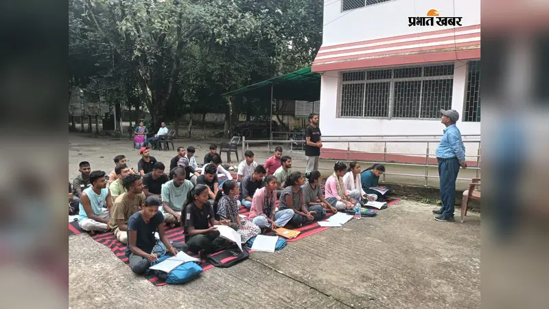 प्रतियोगी परीक्षा की तैयारी कराते अधिकारी | Prabhat Khabar Network
