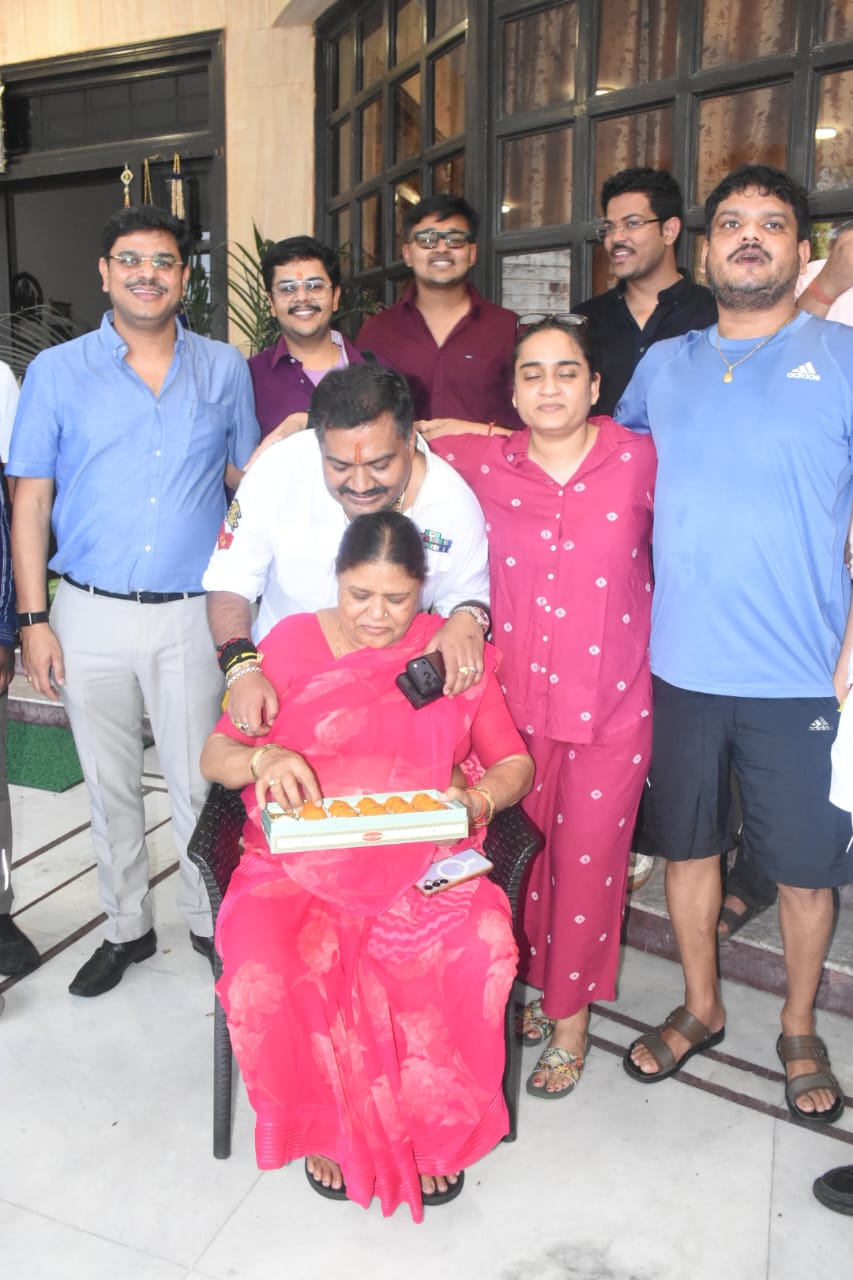 आरोपी हर्ष सिंह अपने परिवार के साथ, साथ में ही कांग्रेस से पूर्व विधायक पूर्णिमा नीरज सिंह