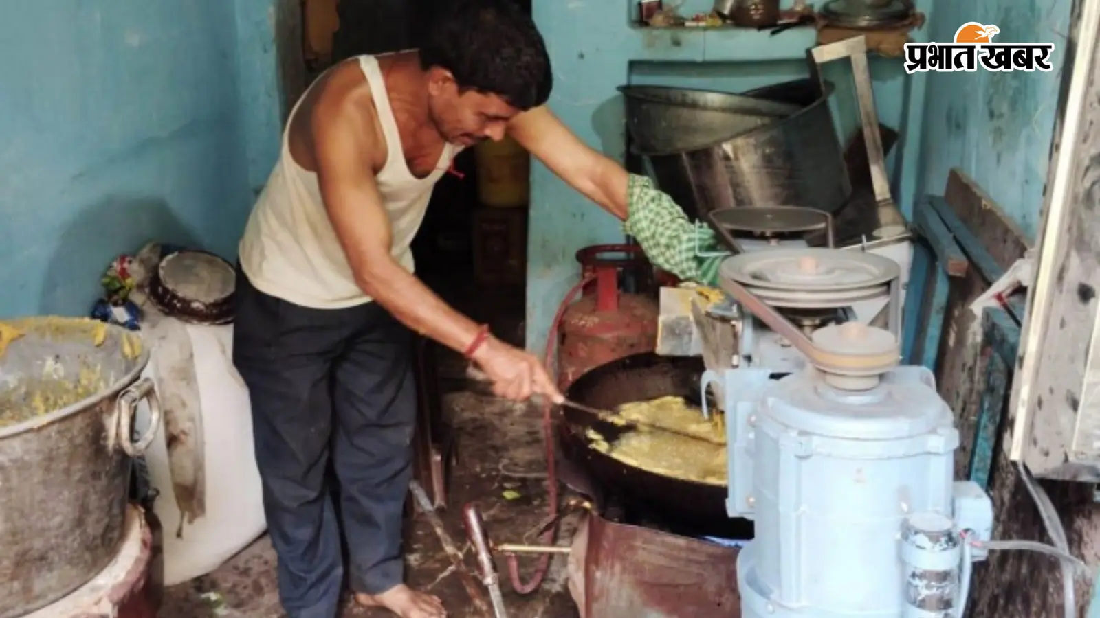 Success Story: आर्थिक तंगी में छूटी पढ़ाई, अचार बेचकर शुरू किया सफर; अब नमकीन कारोबार से दे रहे रोजगार