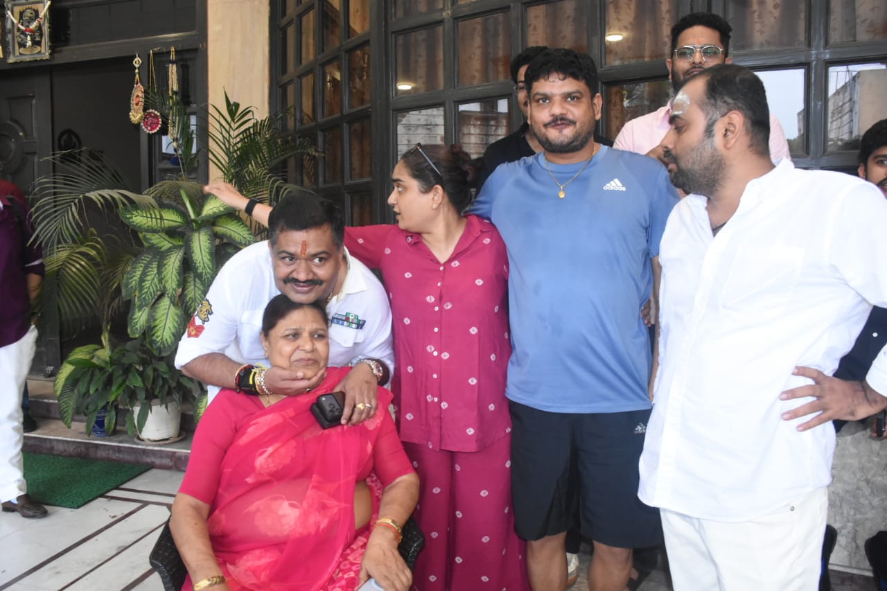 आरोपी हर्ष सिंह अपने पूरे परिवार के साथ अदालत के फैसले के बाद