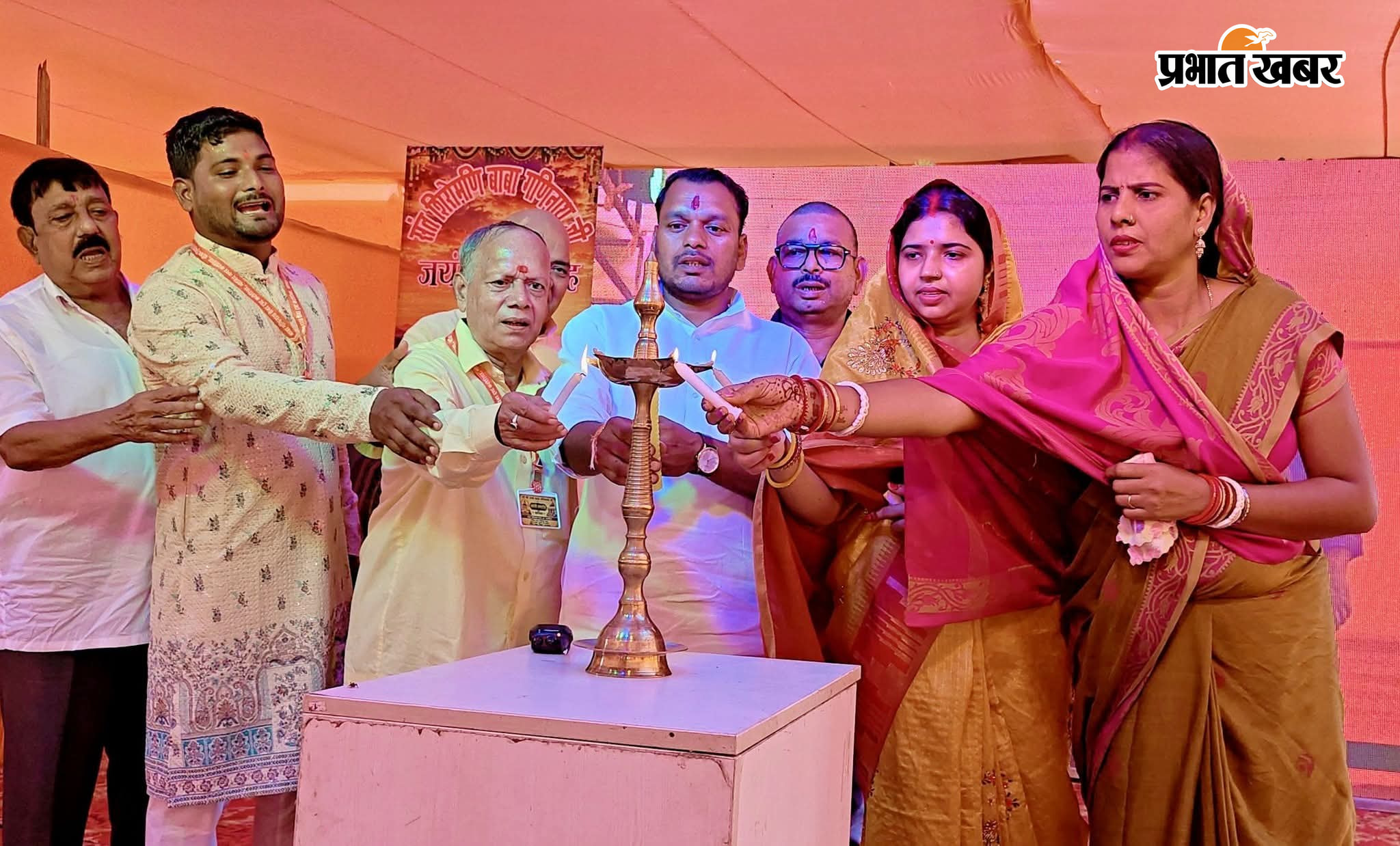 दीप प्रज्वलित करते विधायक, चेयरमैन व अन्य | Prabhat Khabar Network