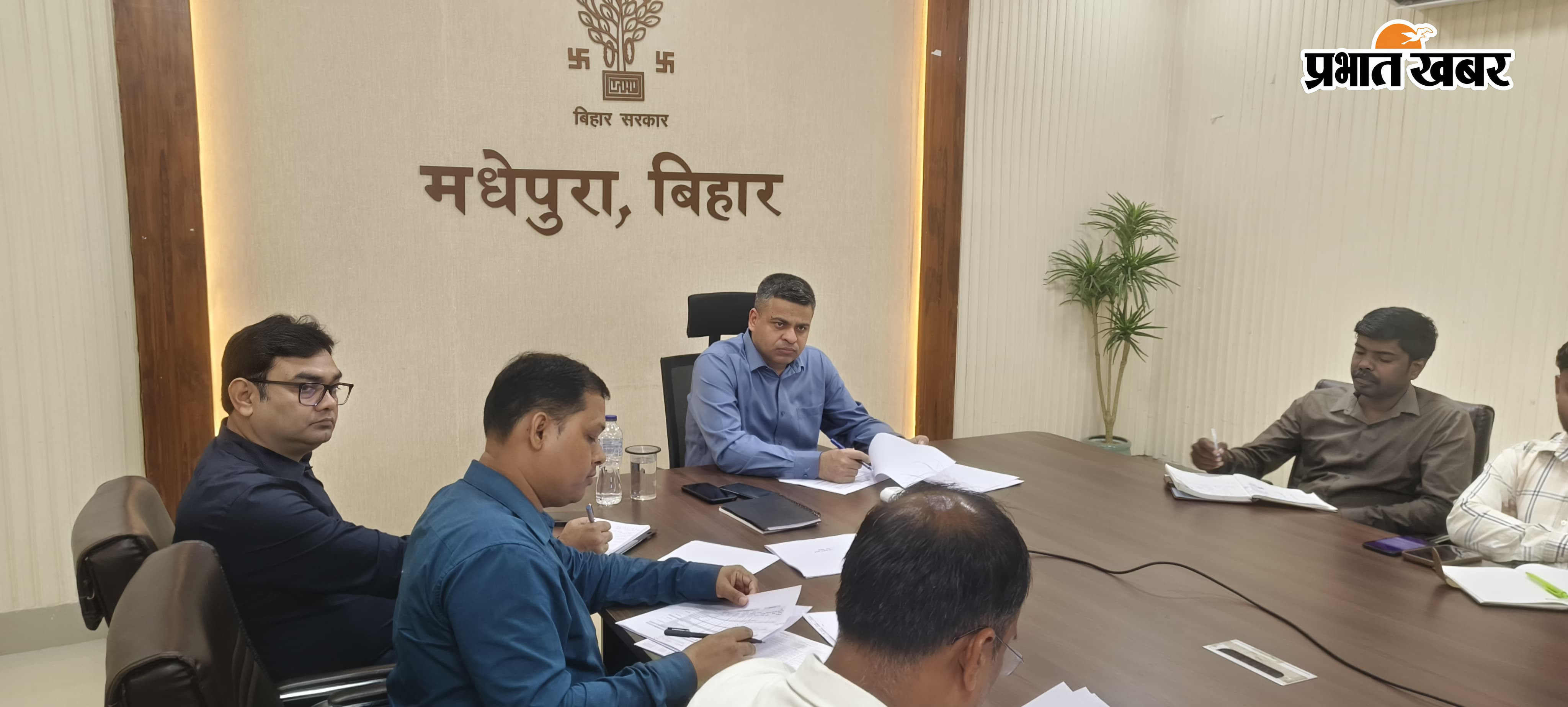 अधिकारियों को निर्देश देते डीएम | Prabhat Khabar Network