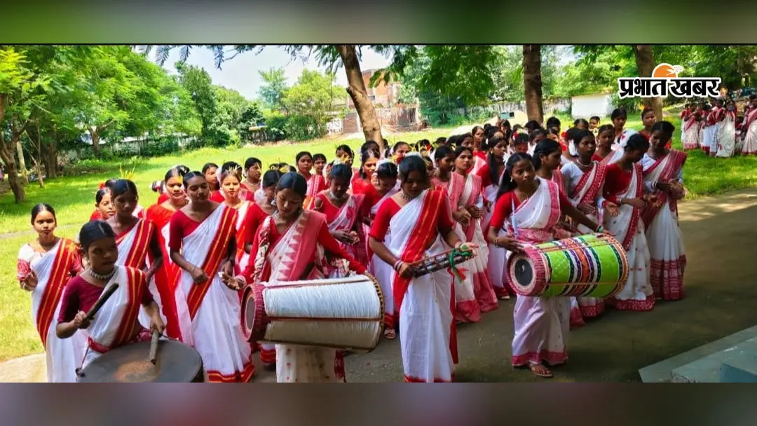 लोहरदगा: MLA महिला कॉलेज में करमा की धूम, परिछन-जावा फूल से शिक्षकों का स्वागत, मांदर की थाप पर झूमीं छात्राएं