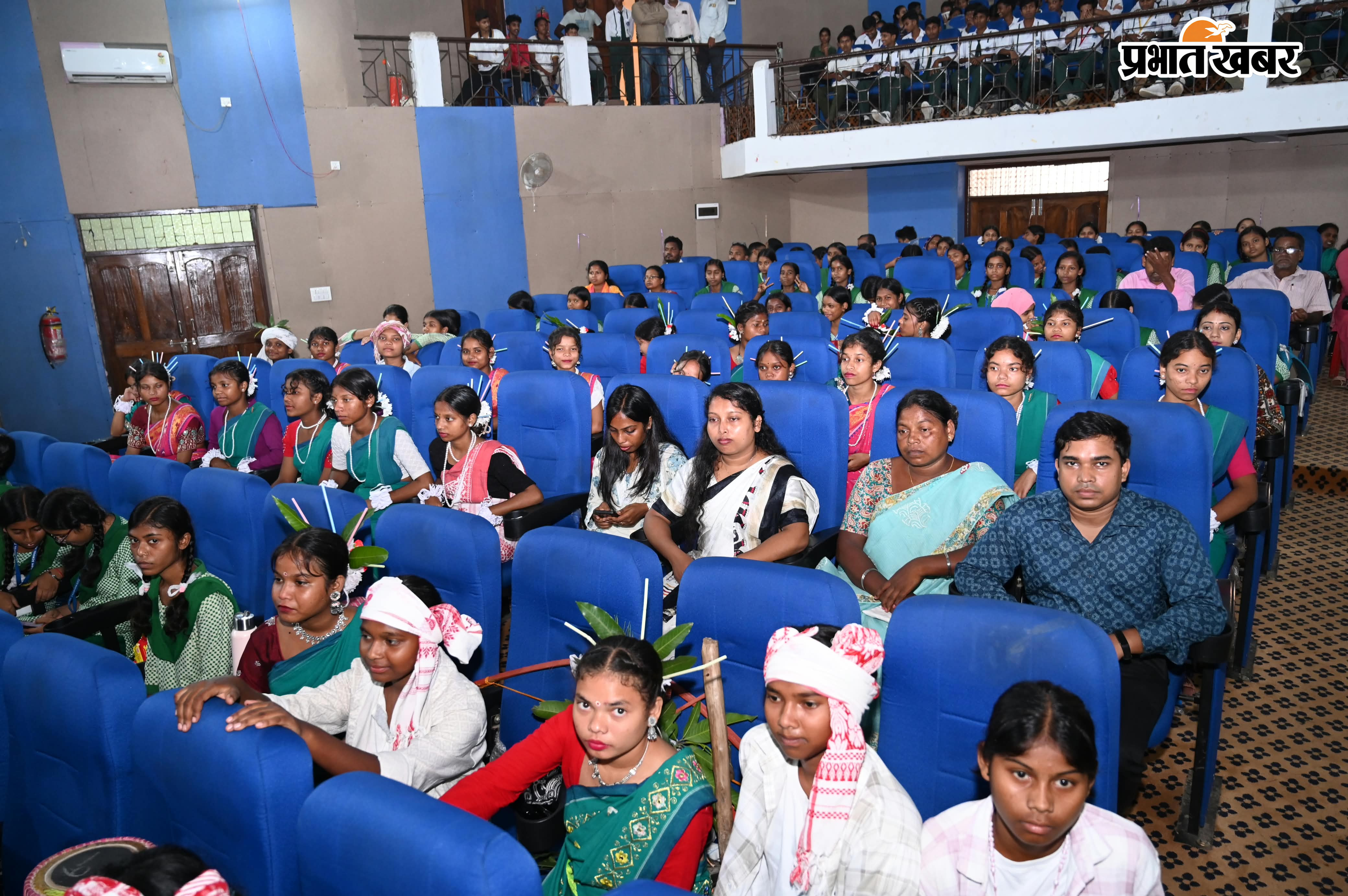 नव-दिशा पाकुड़’ कार्यक्रम का सम्बोधन करती उपायुक्त मेघा भारद्वाज व अन्य. | Prabhat Khabar Network