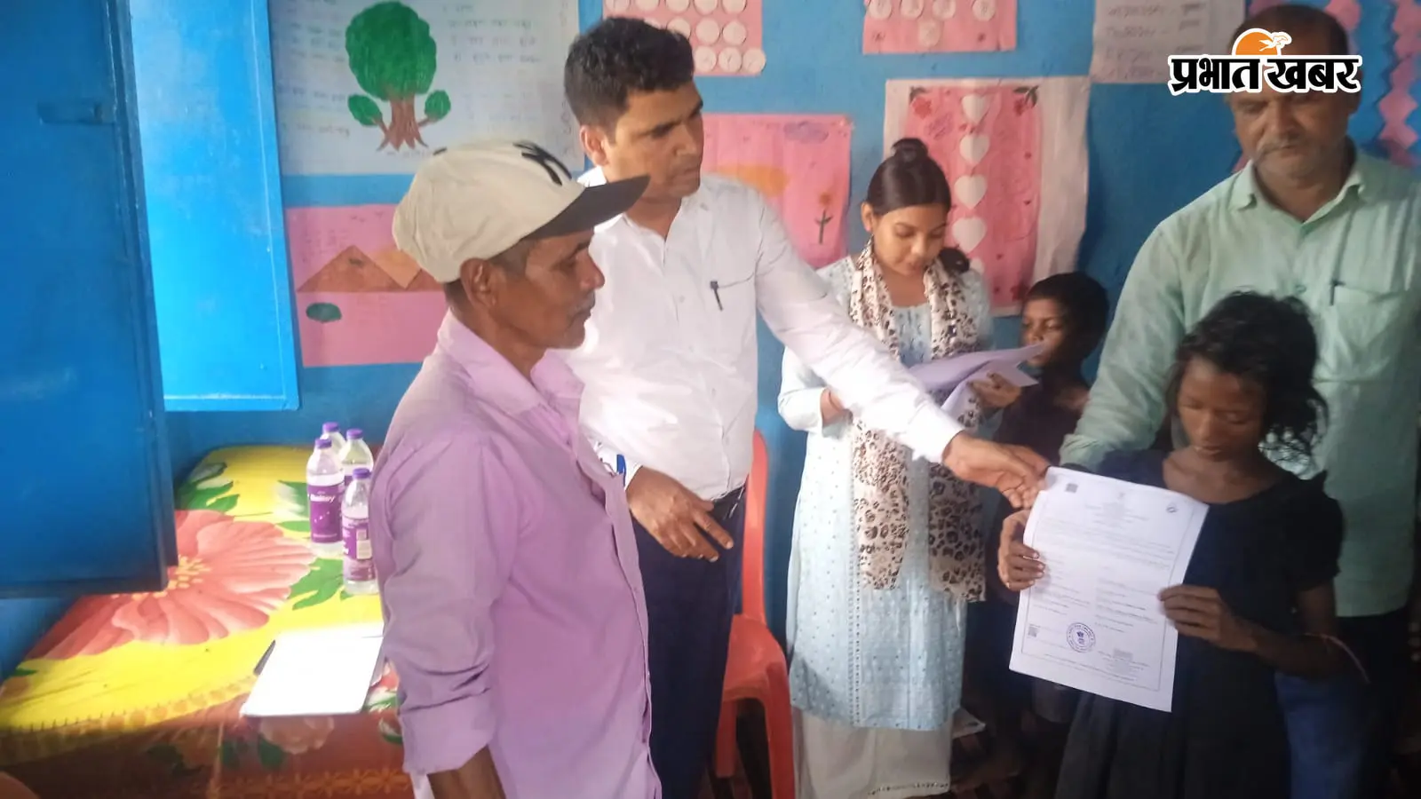 सिलाव की महादलित बस्ती में बीडीओ ने की बैठक, 18 बच्चों को बांटे जन्म प्रमाण पत्र