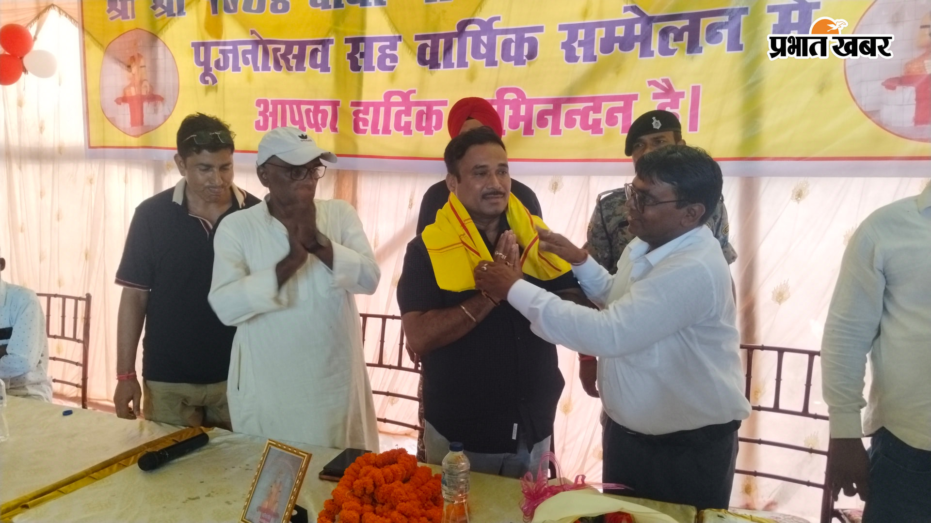 विधायक डॉ प्रकाश चंद्र का स्वागत करते आयोजक | Prabhat Khabar Network